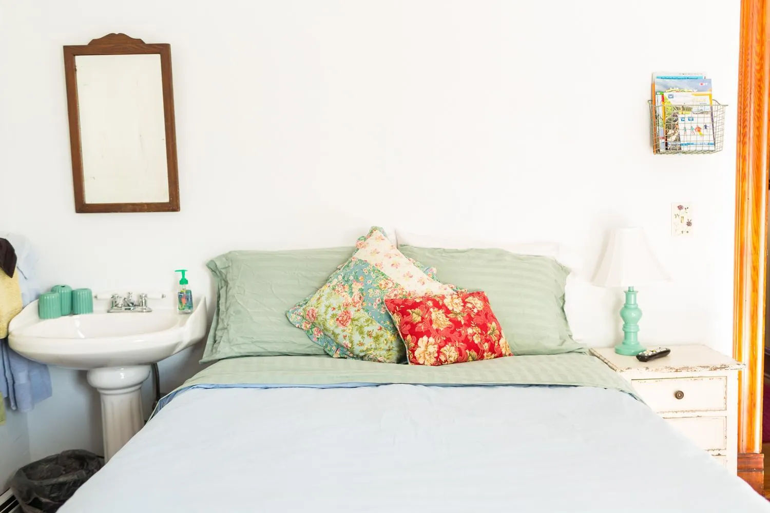 Bed in Antique Rose Inn Windham