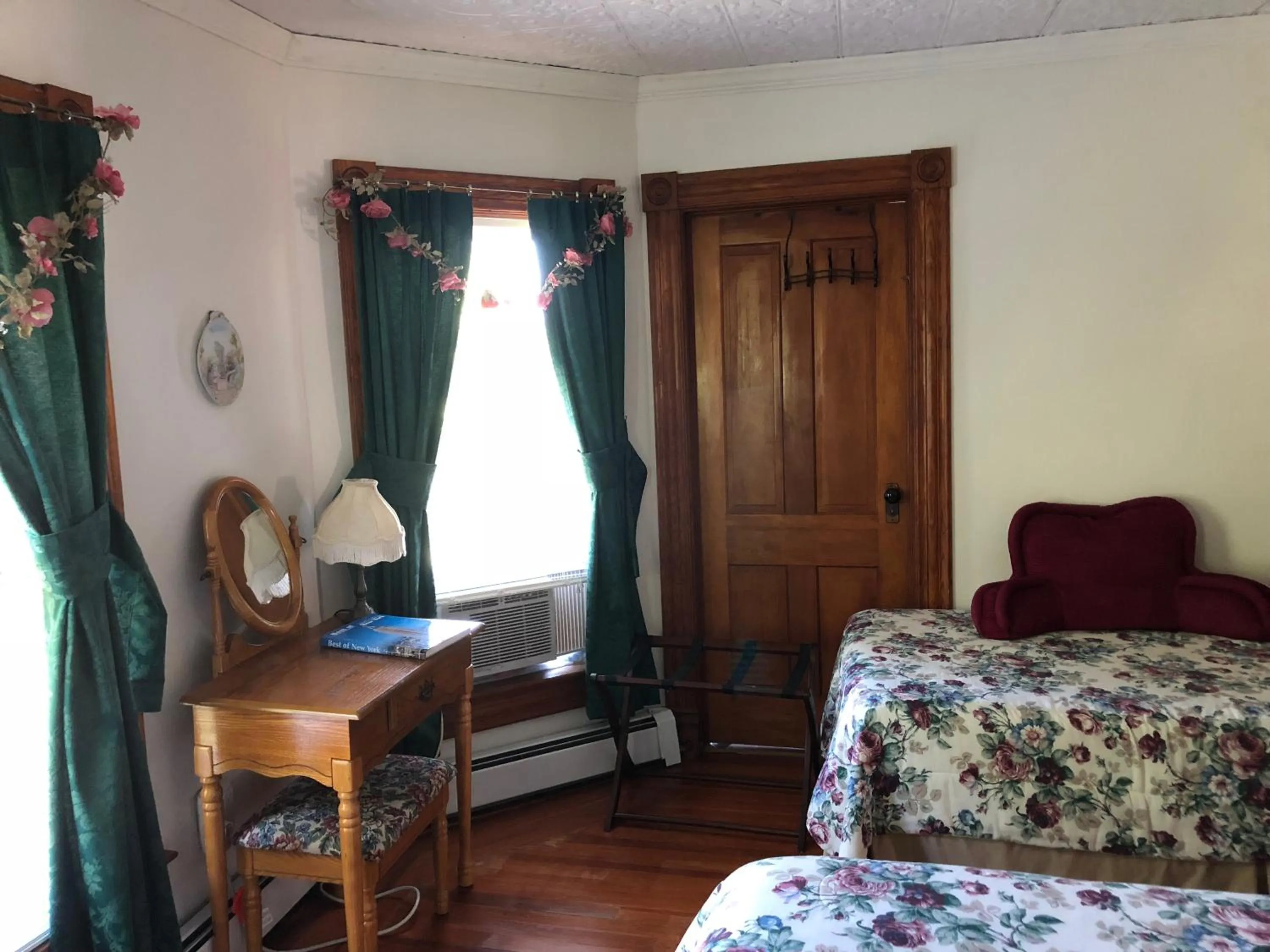 Photo of the whole room, Bed in Antique Rose Inn Windham