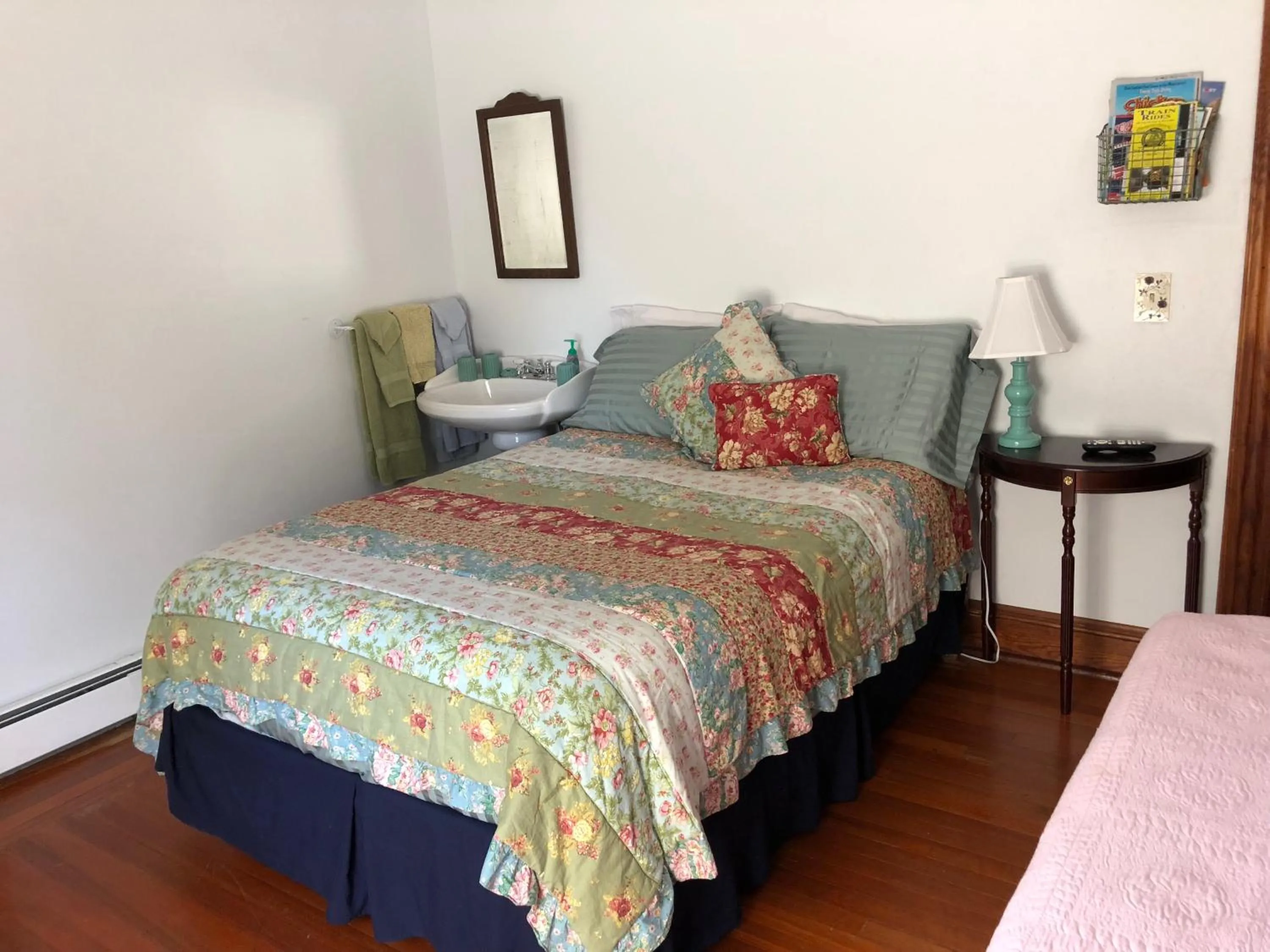 Photo of the whole room, Bed in Antique Rose Inn Windham
