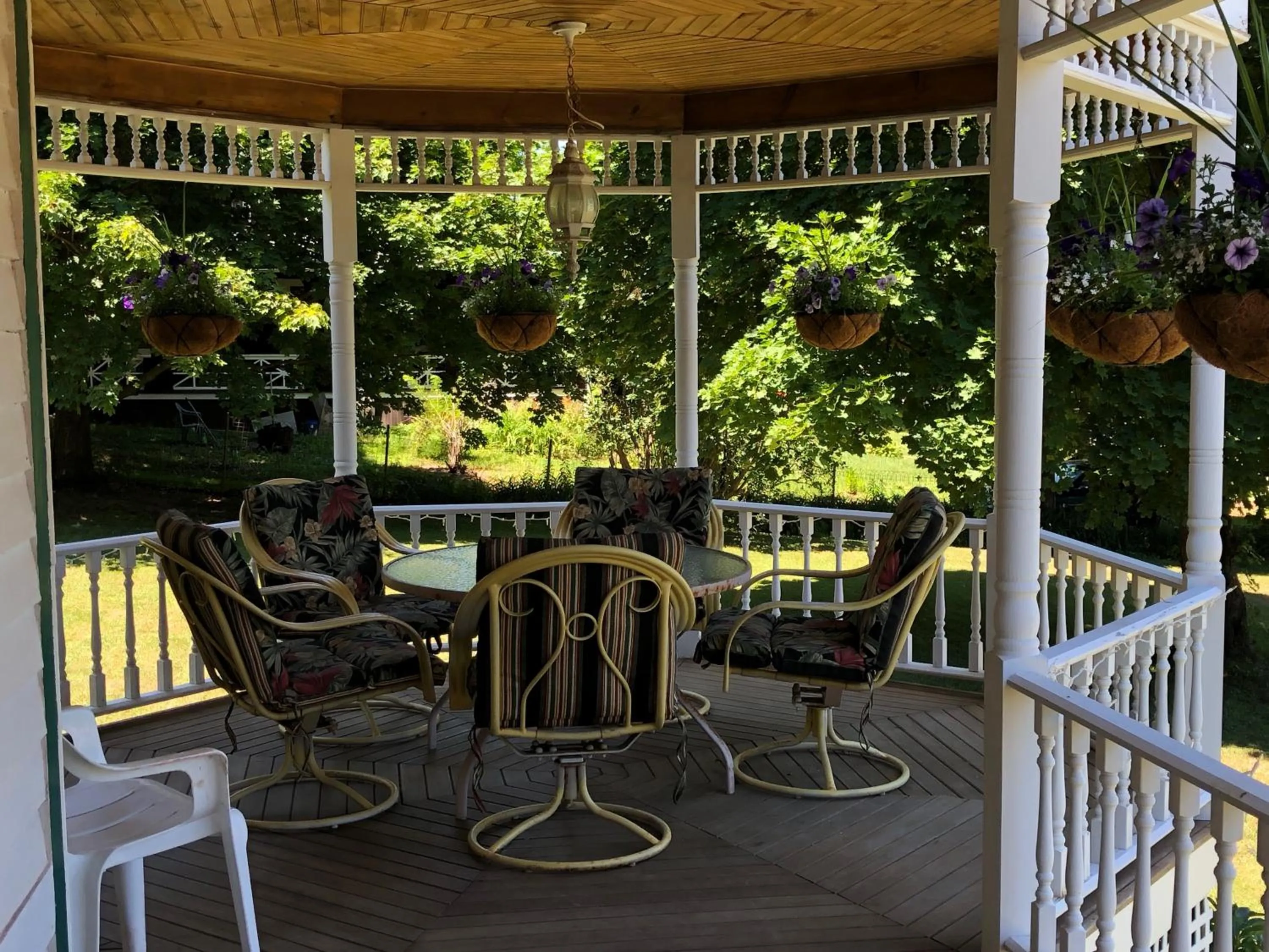 Patio in Antique Rose Inn Windham