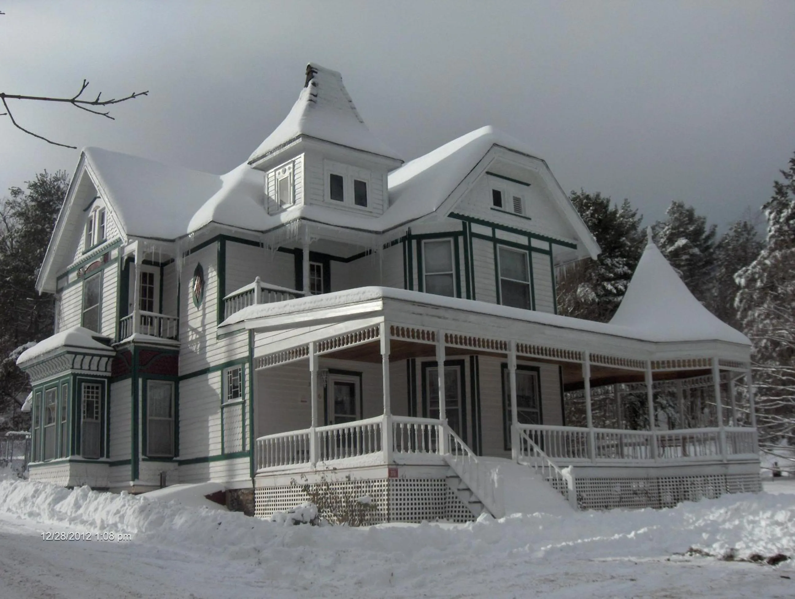 Facade/entrance in Antique Rose Inn Windham