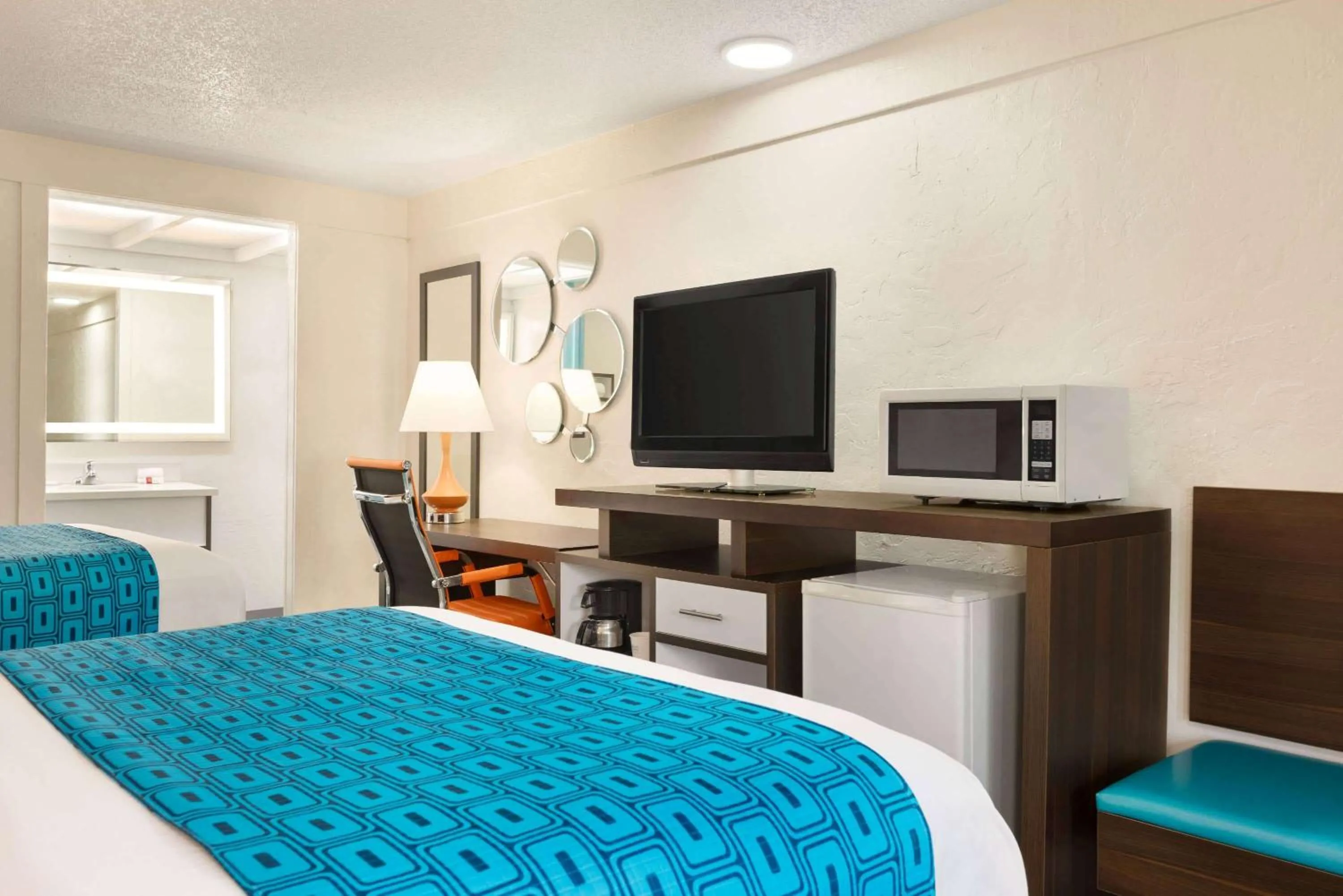 Photo of the whole room, Bed in Dover Inn and Suites