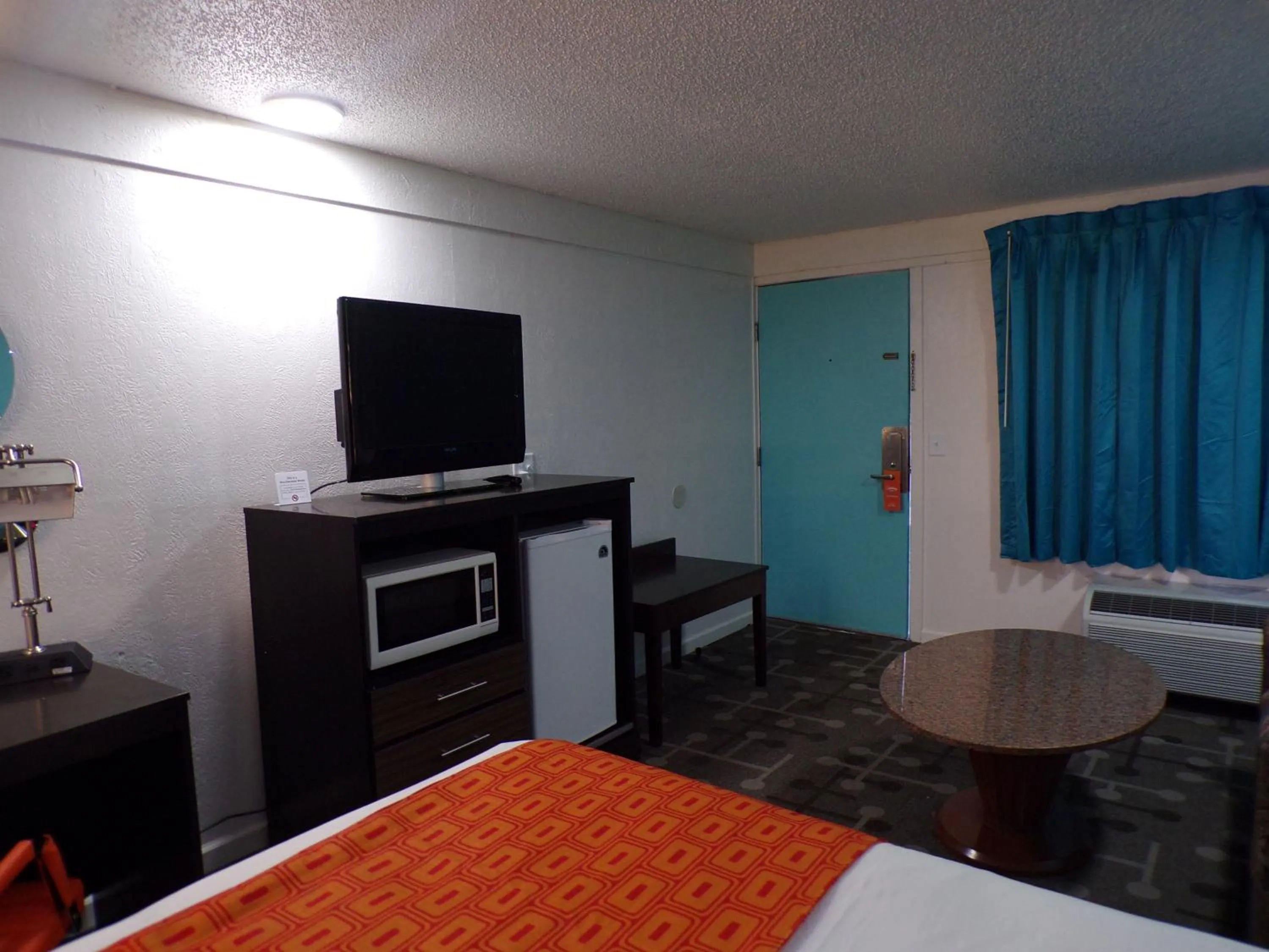 Bed in Dover Inn and Suites