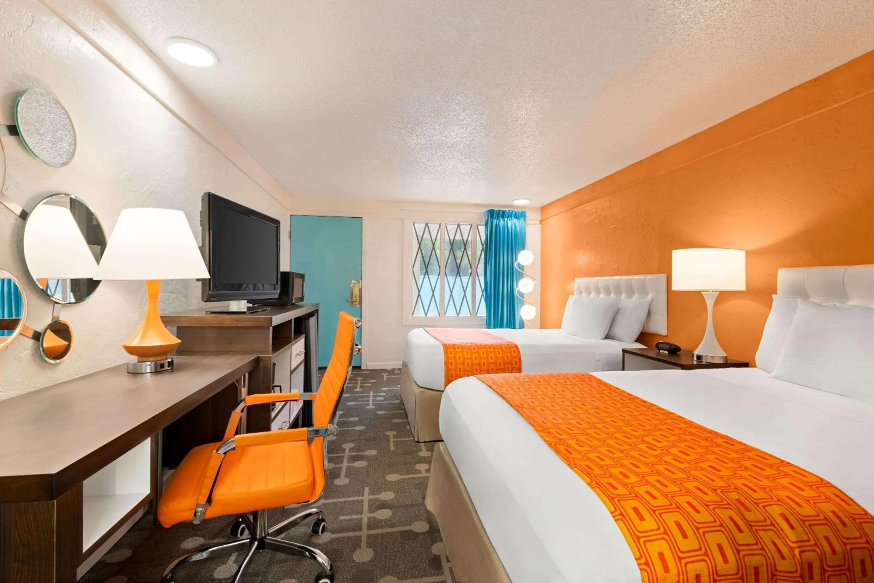 Photo of the whole room, Bed in Dover Inn and Suites