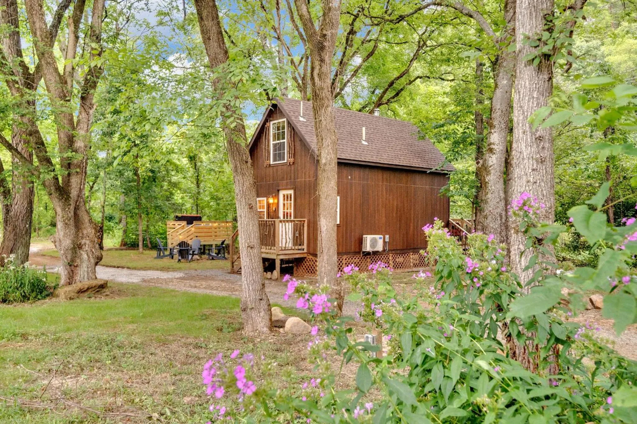 Creekwalk Inn Bed and Breakfast with Cabins