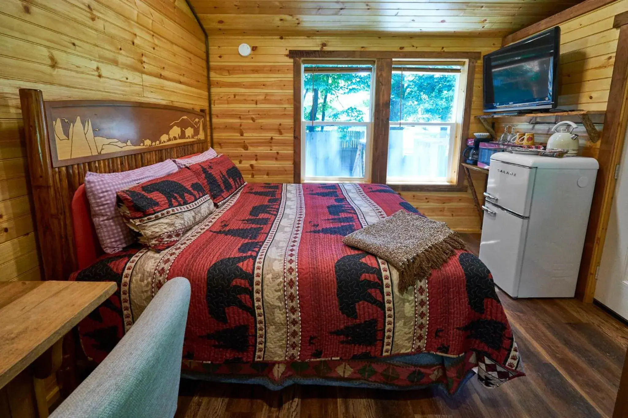 Deluxe King Suite in Creekwalk Inn Bed and Breakfast with Cabins Deluxe King Suite in Creekwalk Inn Bed and Breakfast with Cabins