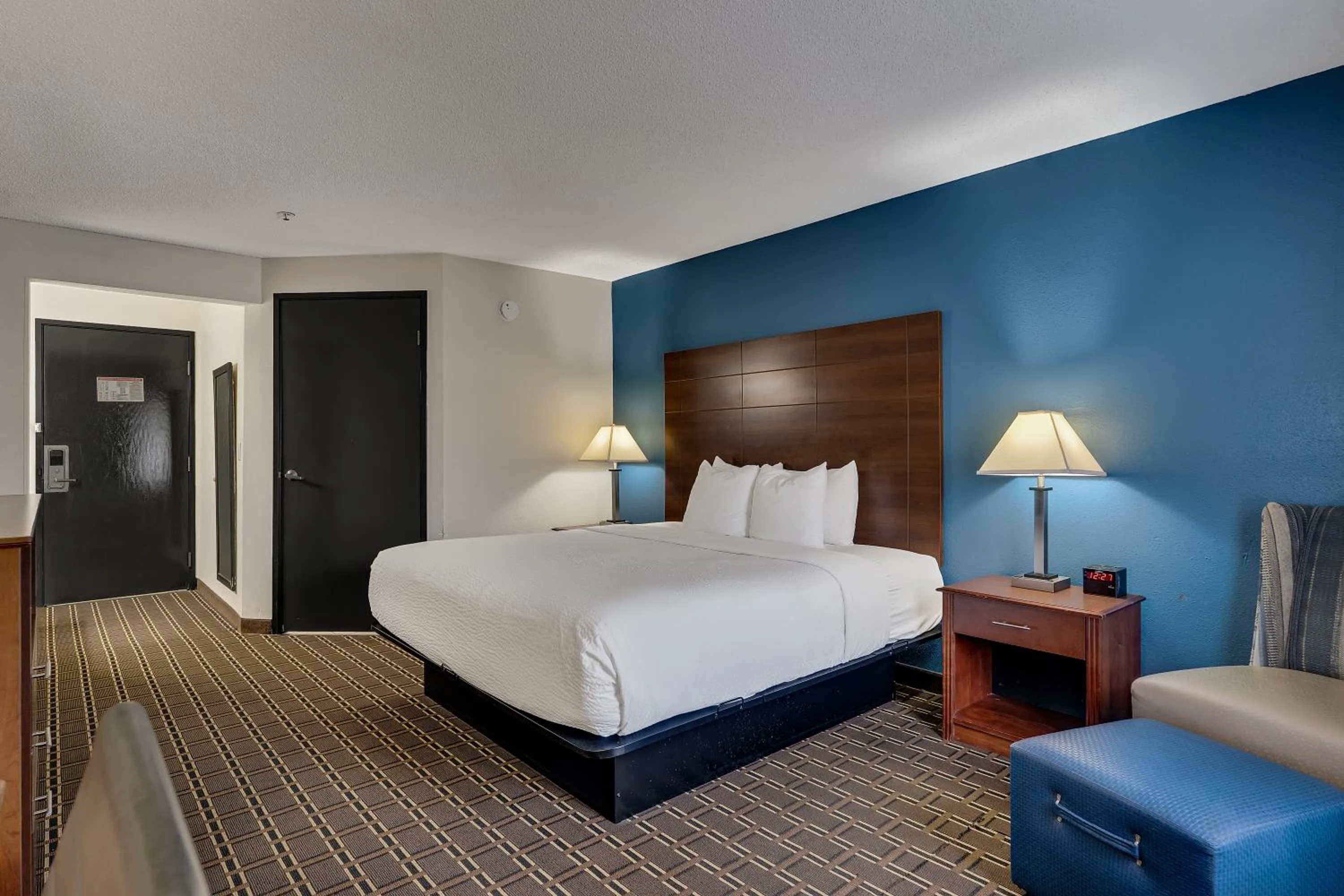 Photo of the whole room, Bed in Baymont by Wyndham La Crosse/Onalaska