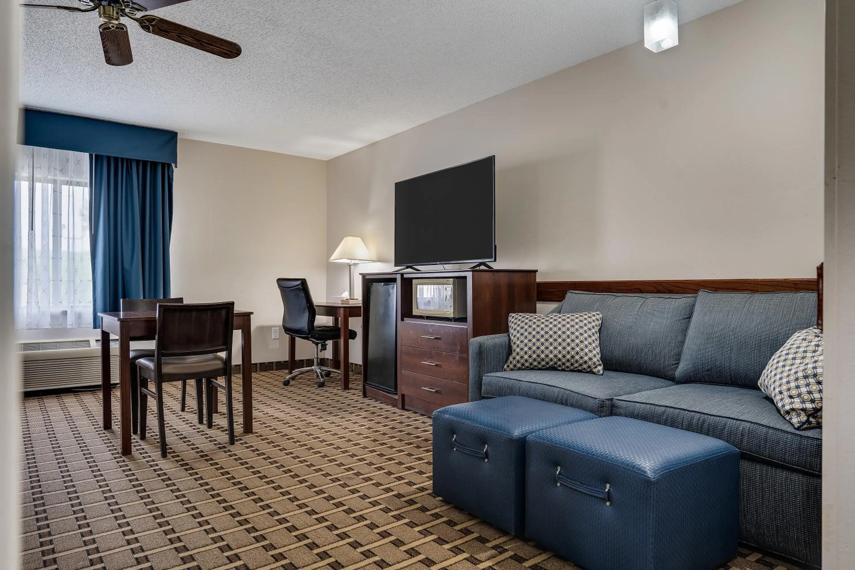 TV and multimedia in Baymont by Wyndham La Crosse/Onalaska