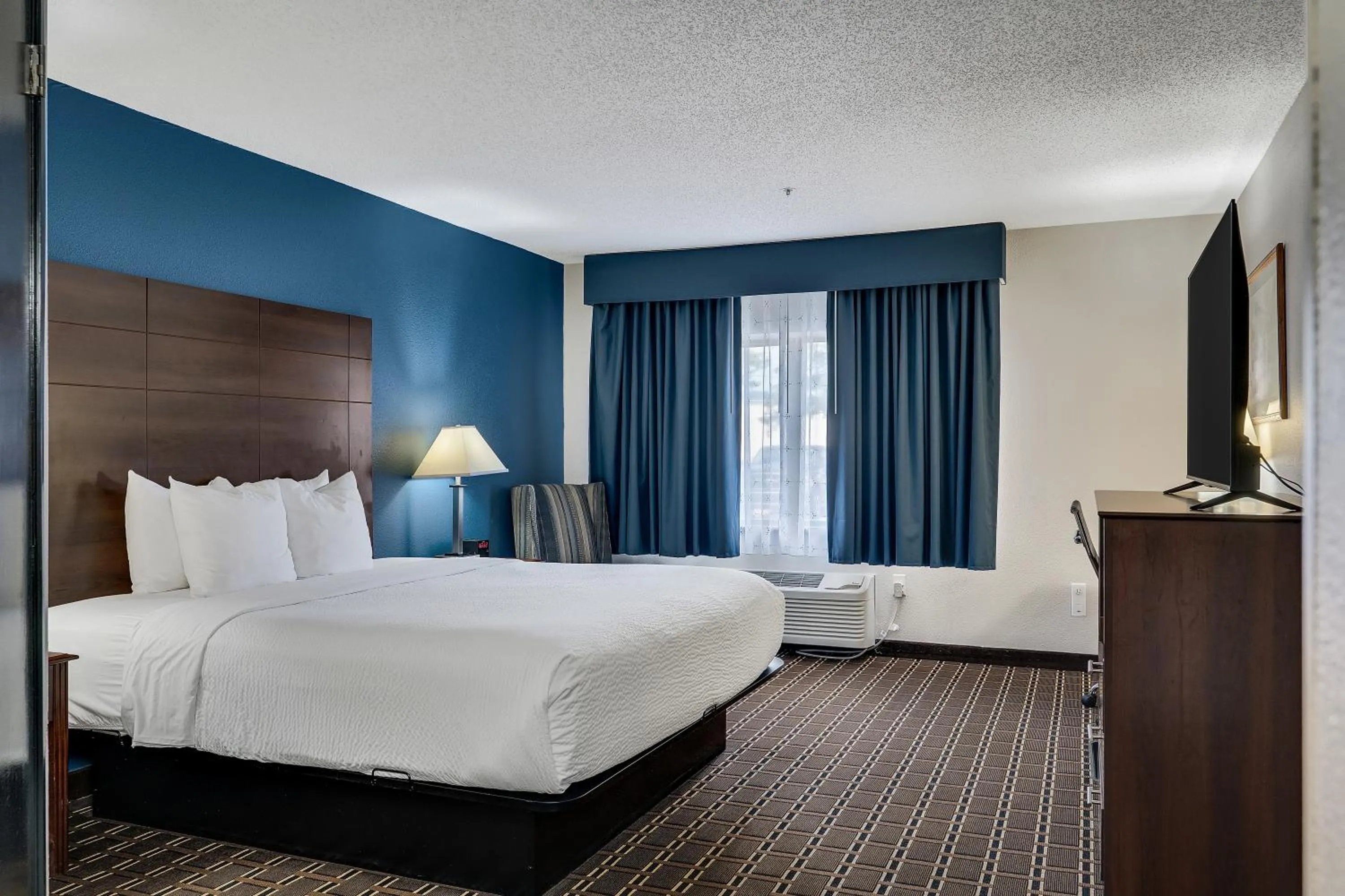 Photo of the whole room, Bed in Baymont by Wyndham La Crosse/Onalaska