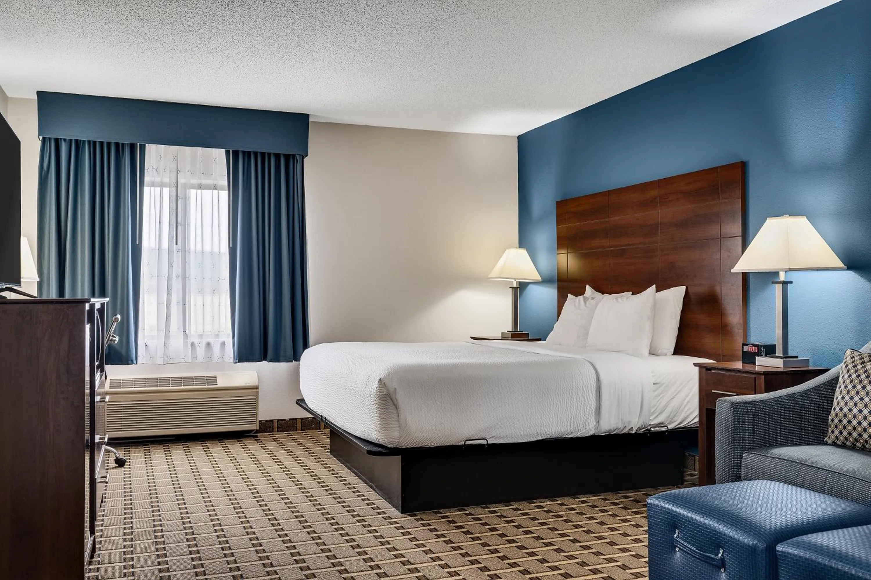 Photo of the whole room, Bed in Baymont by Wyndham La Crosse/Onalaska