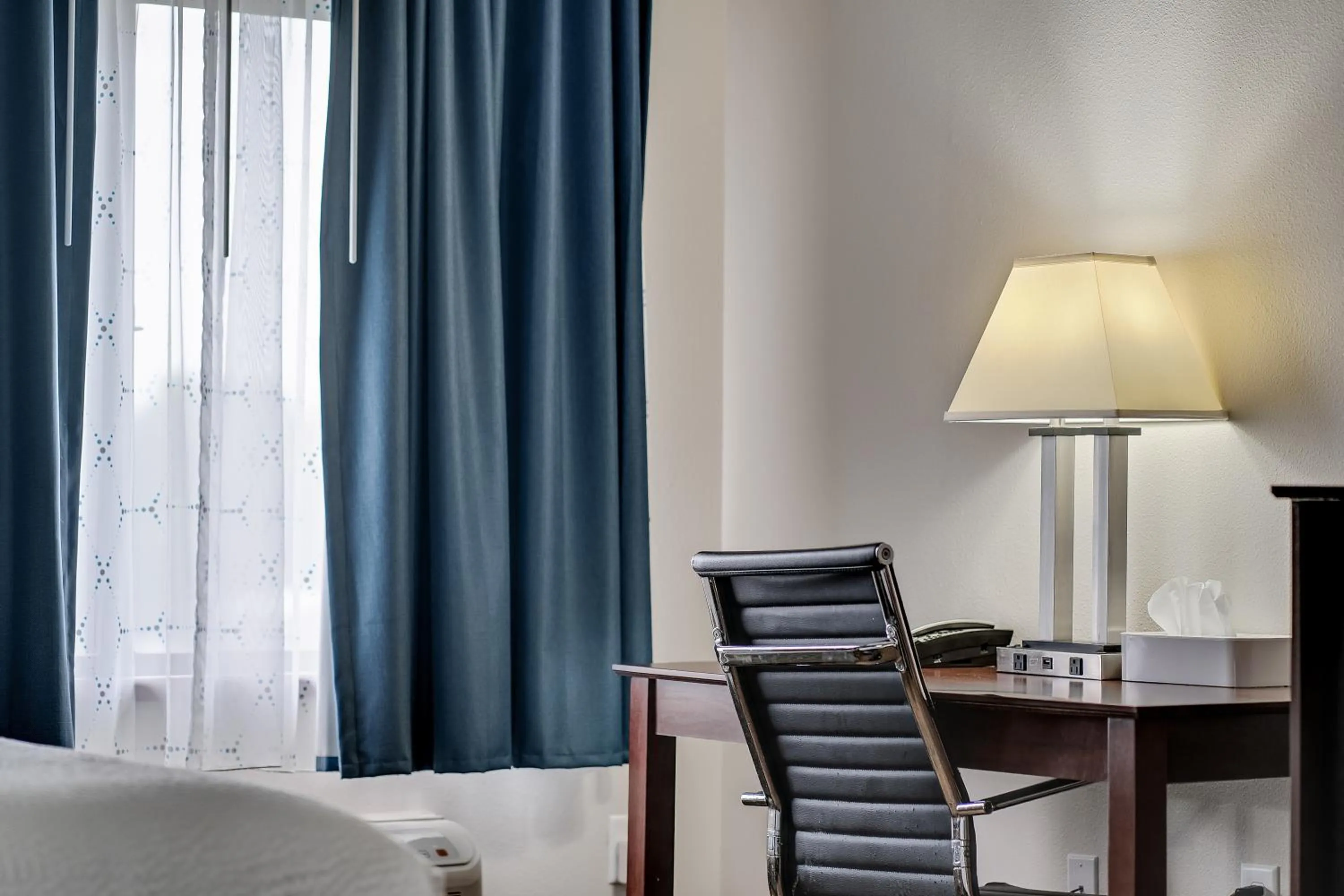 Seating area, Bed in Baymont by Wyndham La Crosse/Onalaska