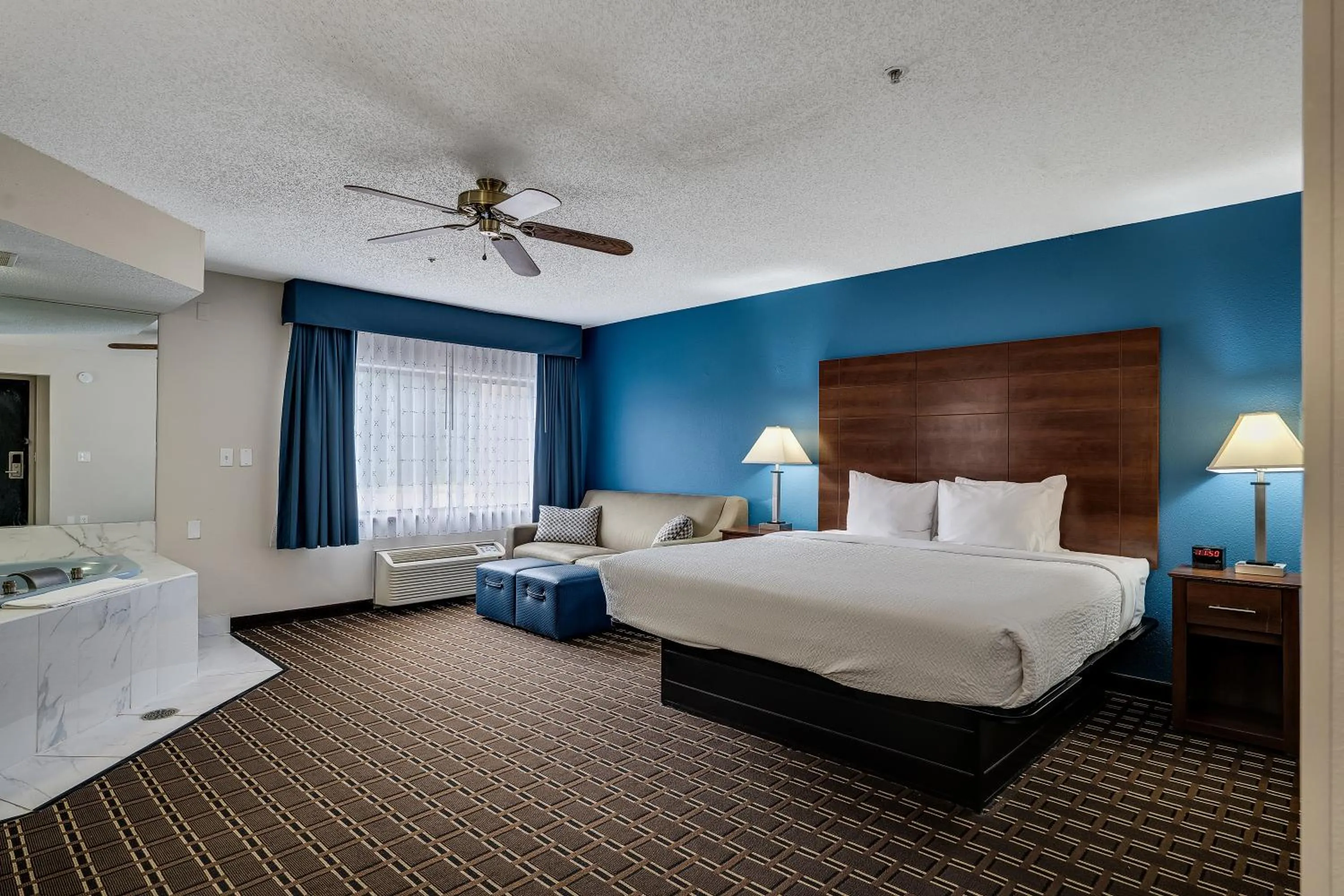 Photo of the whole room, Bed in Baymont by Wyndham La Crosse/Onalaska