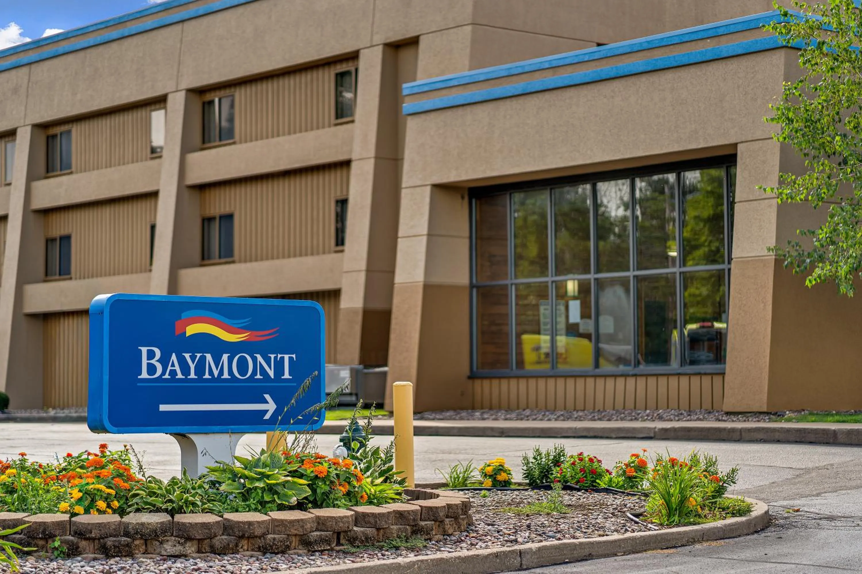 Facade/entrance in Baymont by Wyndham La Crosse/Onalaska