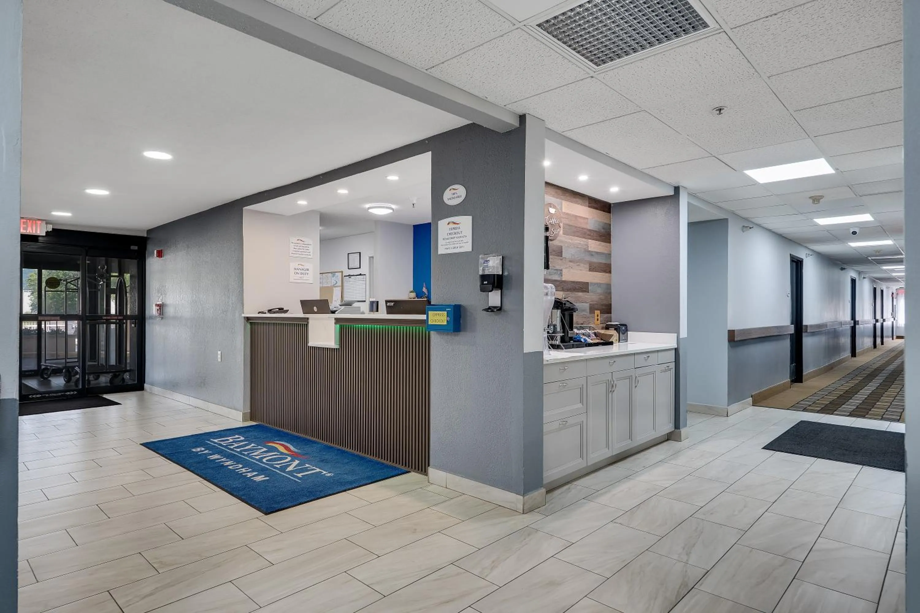 Lobby or reception in Baymont by Wyndham La Crosse/Onalaska