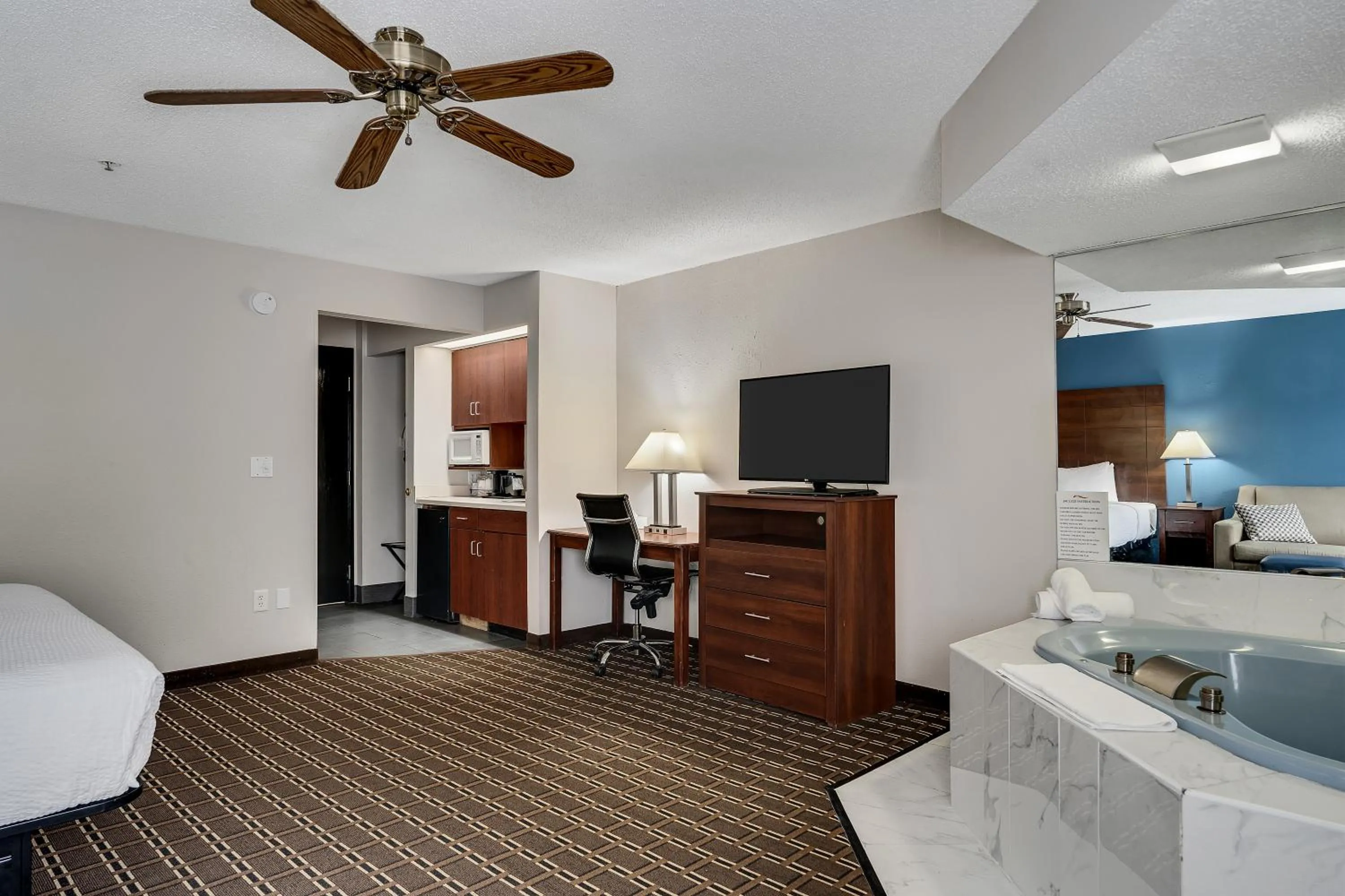 TV and multimedia in Baymont by Wyndham La Crosse/Onalaska