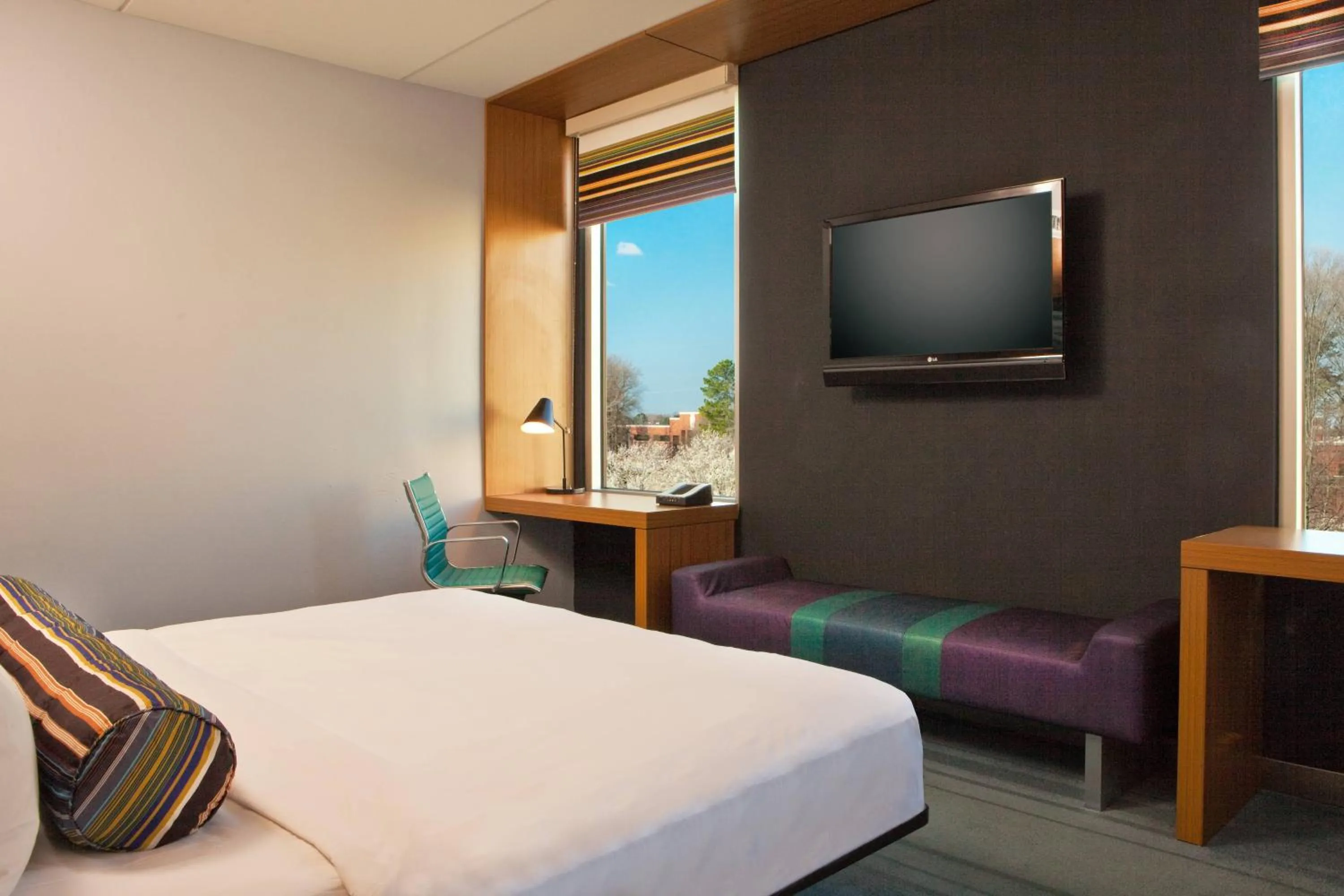 Photo of the whole room, Bed in Aloft Chesapeake