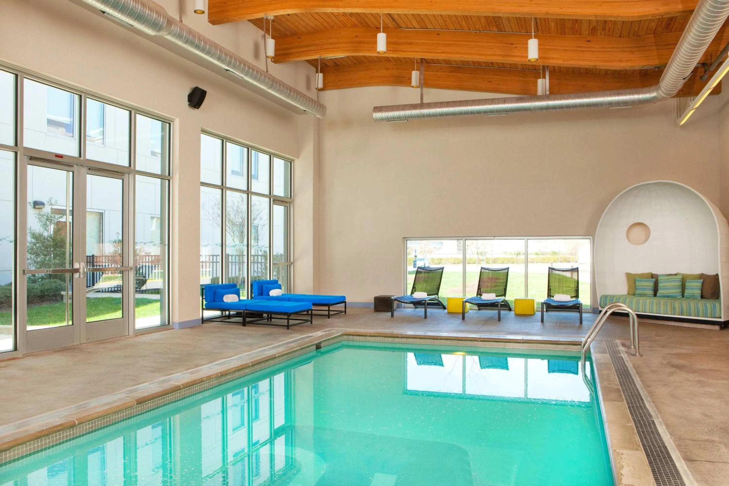 Swimming pool in Aloft Chesapeake
