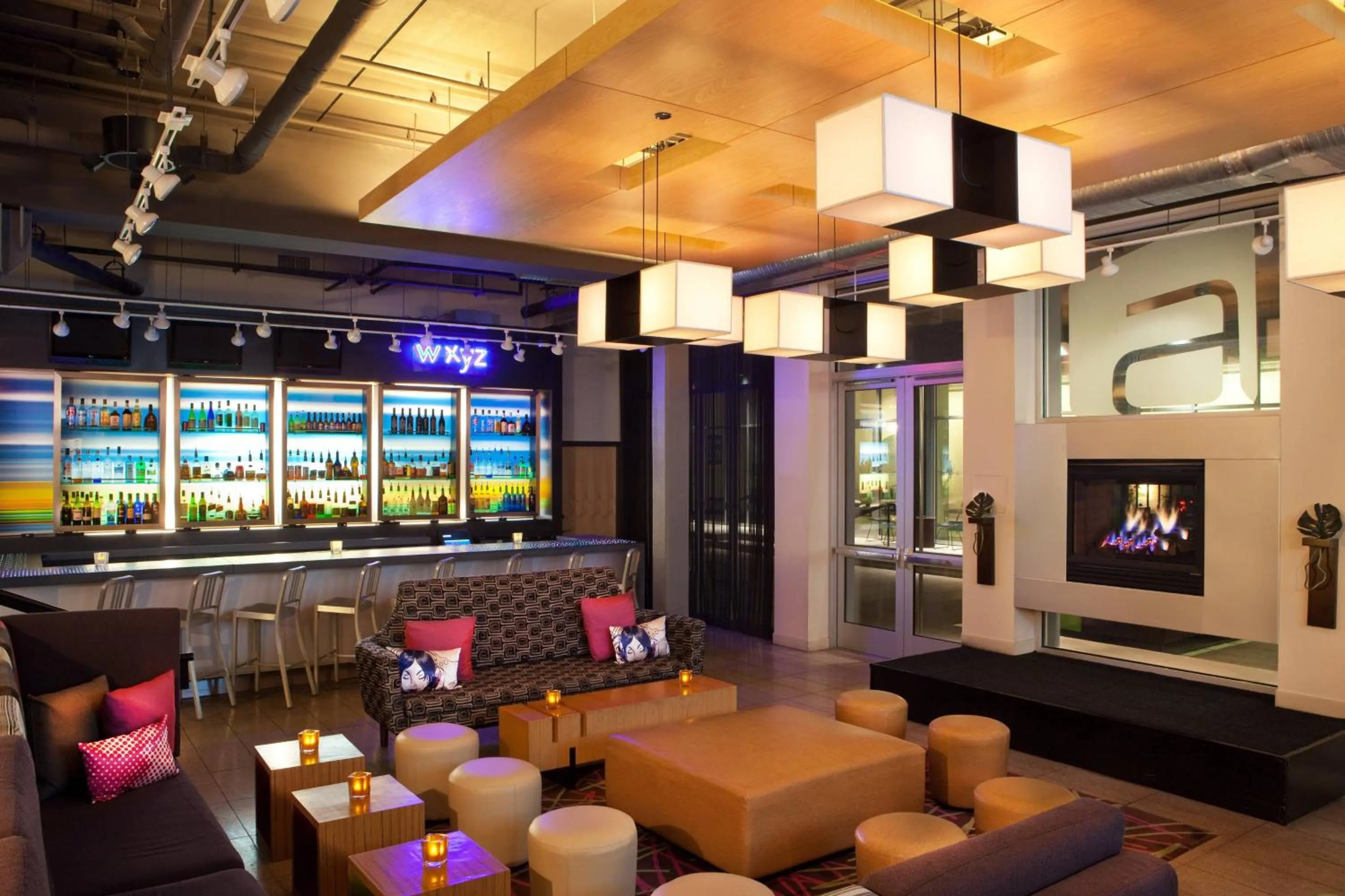Lounge or bar in Aloft Chesapeake