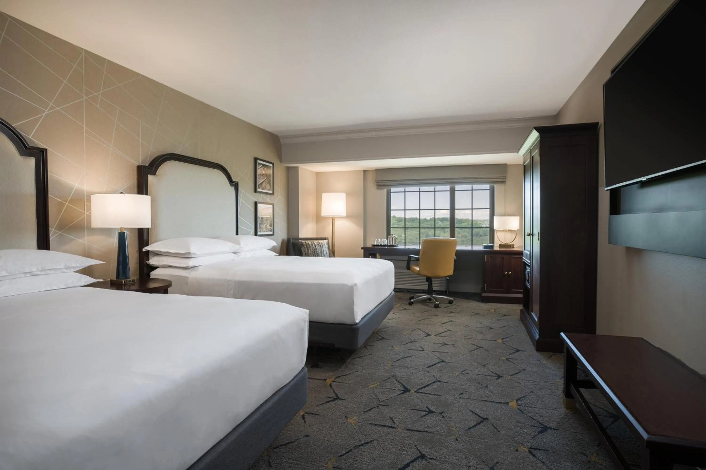Photo of the whole room, Bed in Sheraton Baltimore Washington Airport - BWI