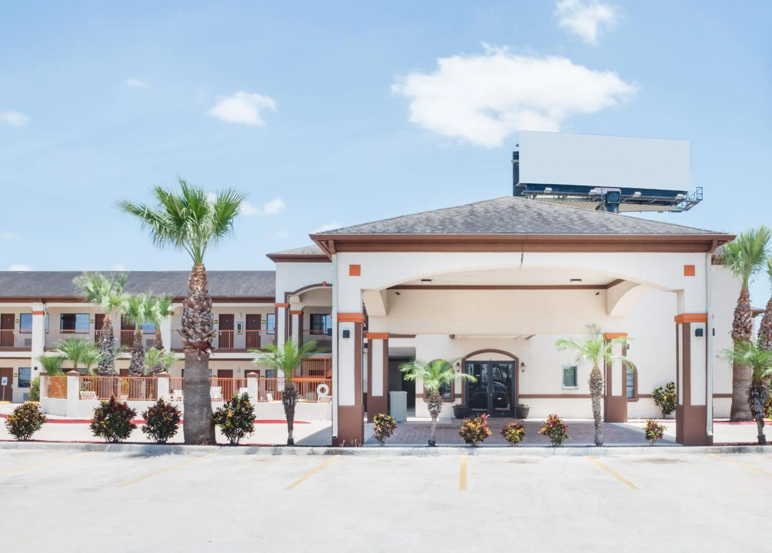 Facade/entrance in Lone Star Inn - San Benito Harlingen