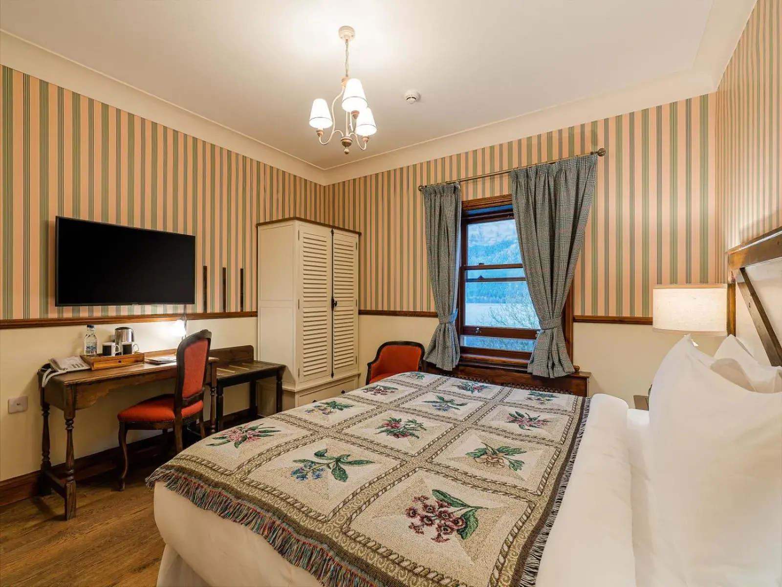 Queen Room - Disability Access in The Whispering Pine Lodge Queen Room - Disability Access in The Whispering Pine Lodge