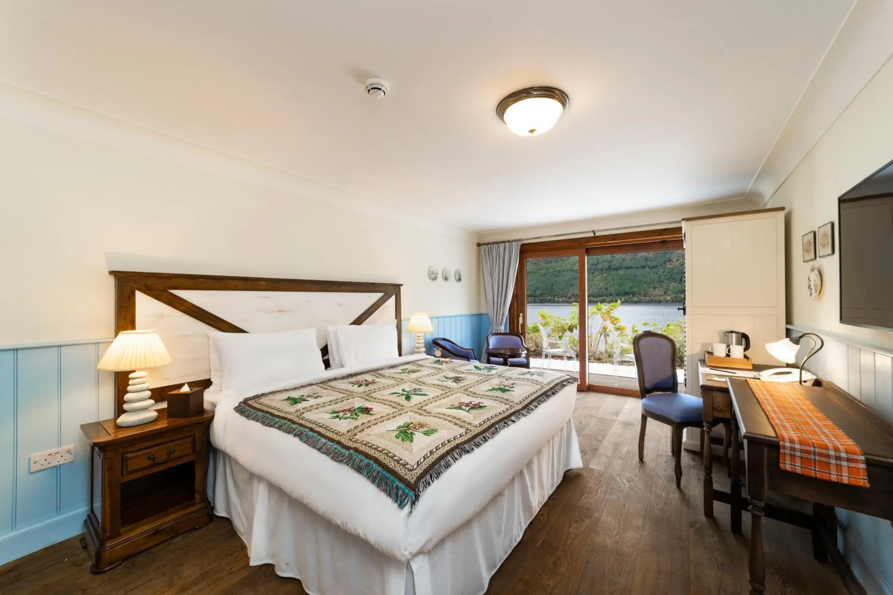 King Room with Lake View in The Whispering Pine Lodge King Room with Lake View in The Whispering Pine Lodge