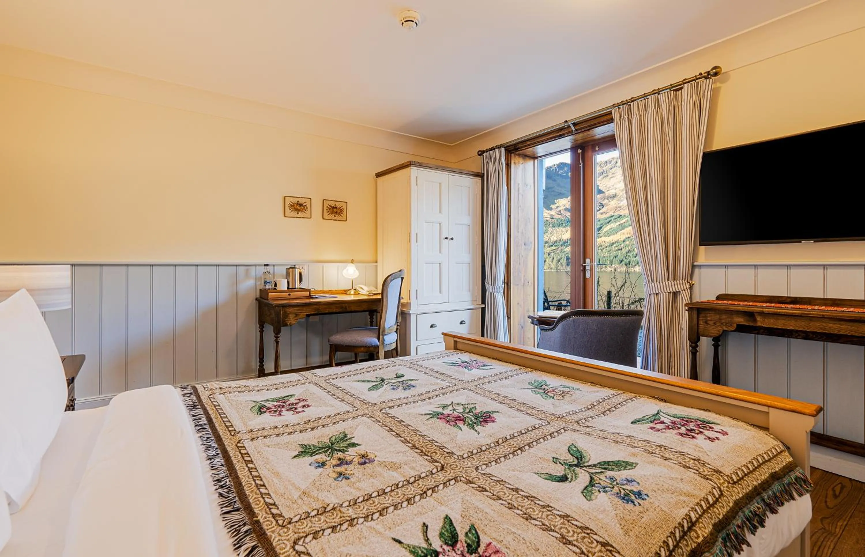 Bed in The Whispering Pine Lodge