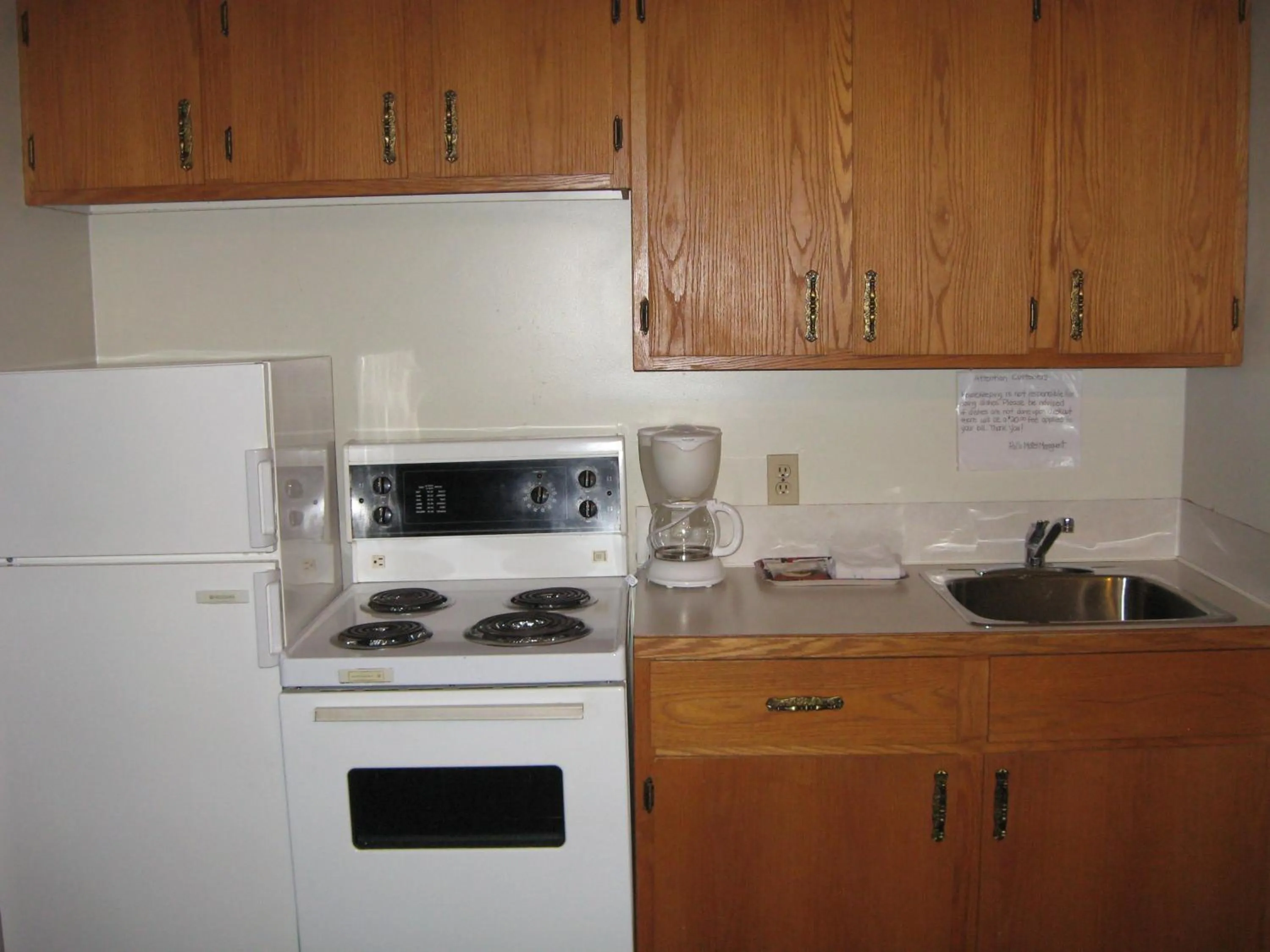 Kitchen or kitchenette in Pals Motel and RV Park