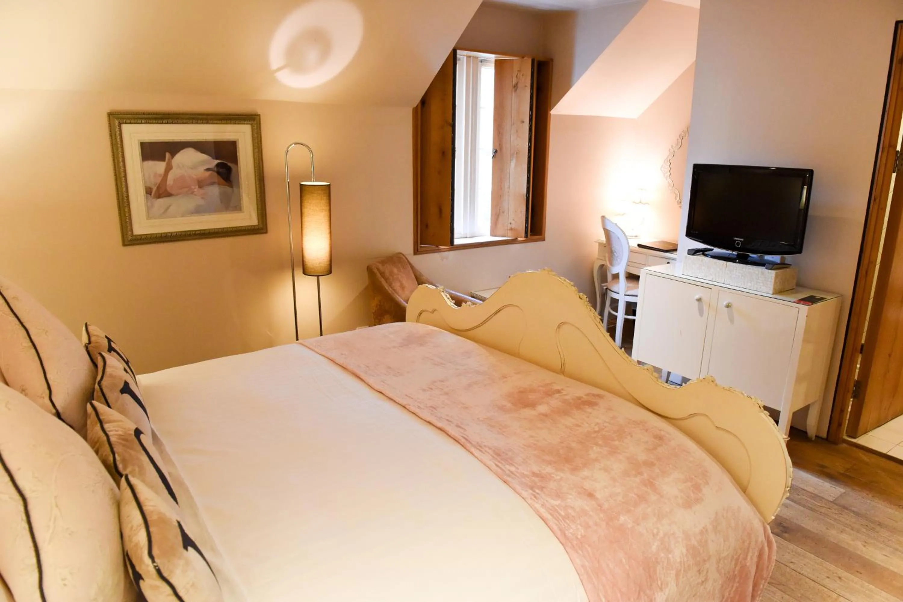 Bedroom, Bed in Glenskirlie Castle Hotel