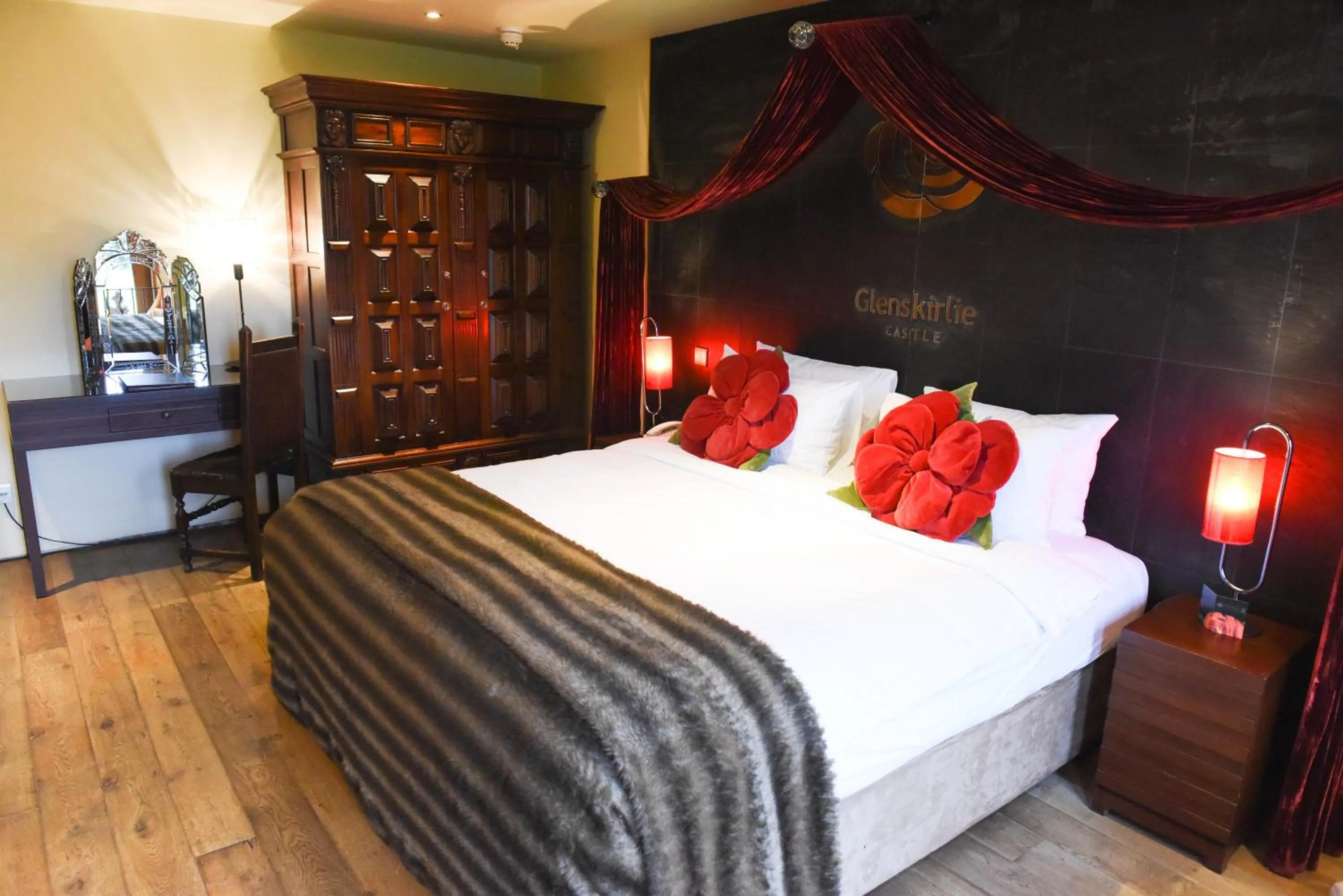 Bedroom, Bed in Glenskirlie Castle Hotel