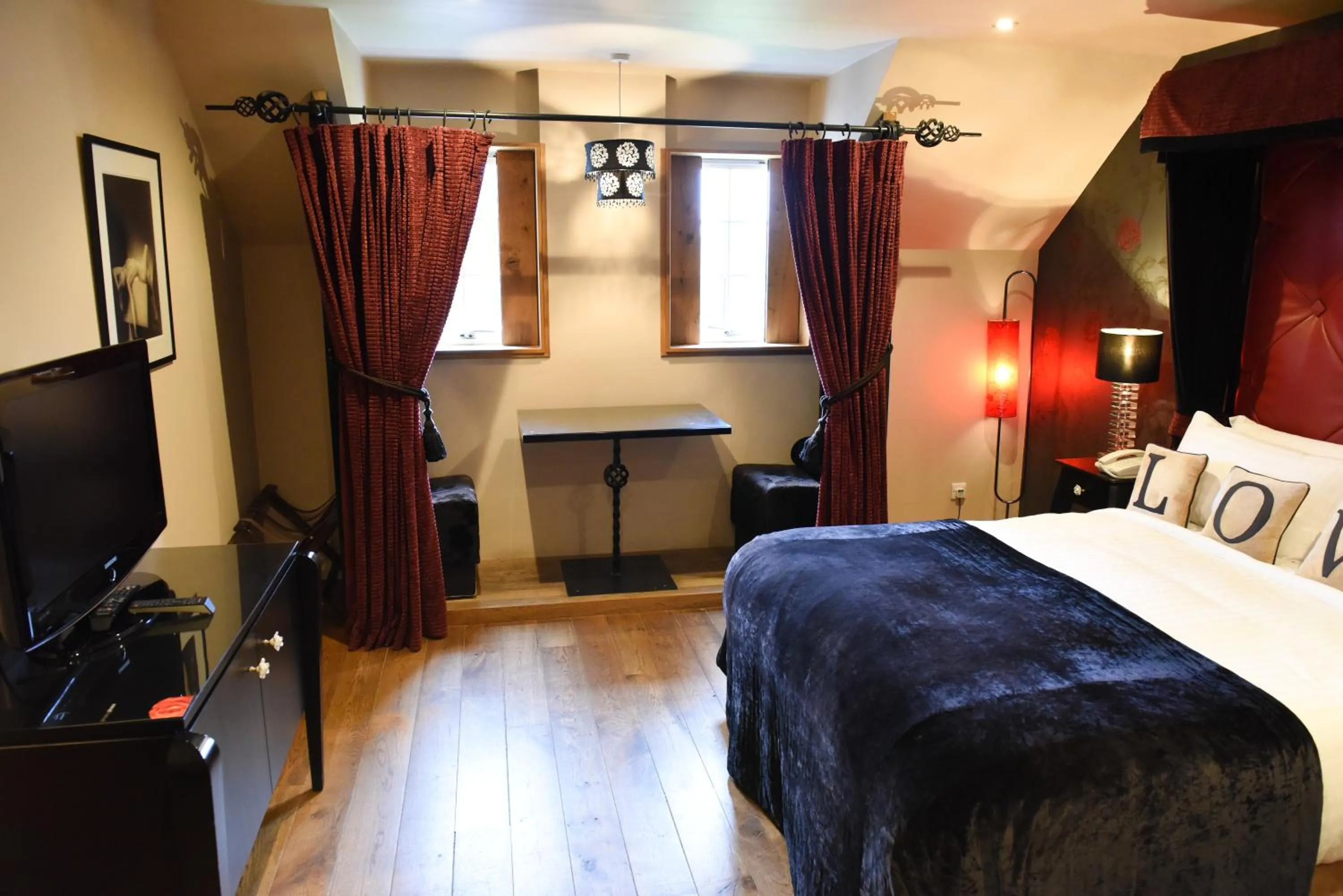 Photo of the whole room, Bed in Glenskirlie Castle Hotel