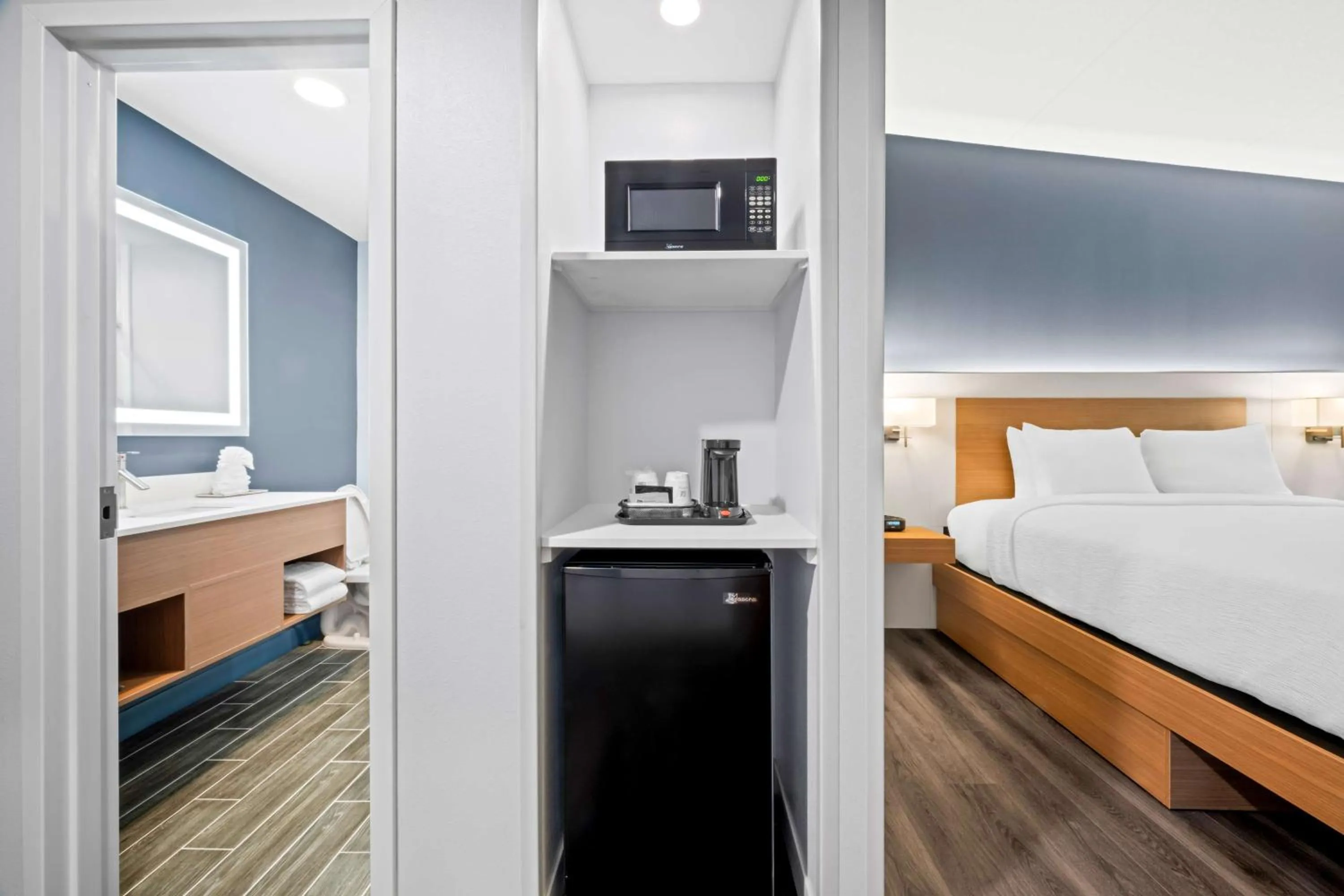 Bedroom, Bed in Best Western Niantic - New London, Mystic Area