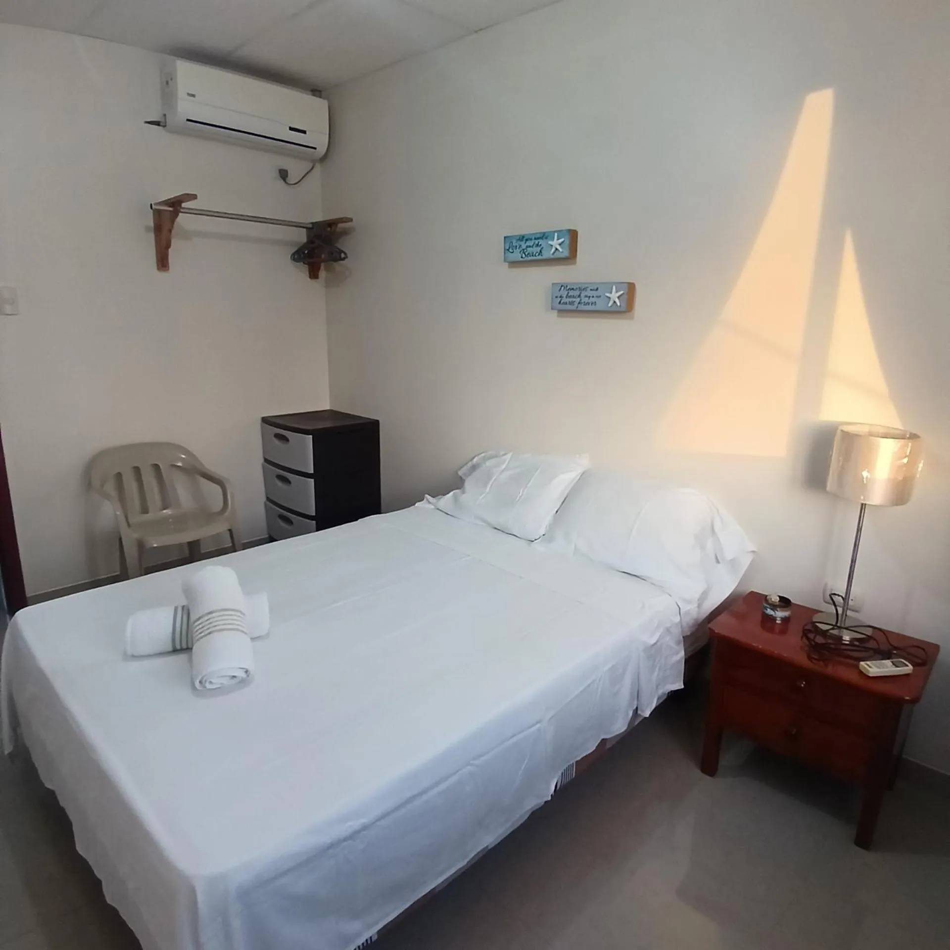 air conditioner, Bed in Suites Sonikikos
