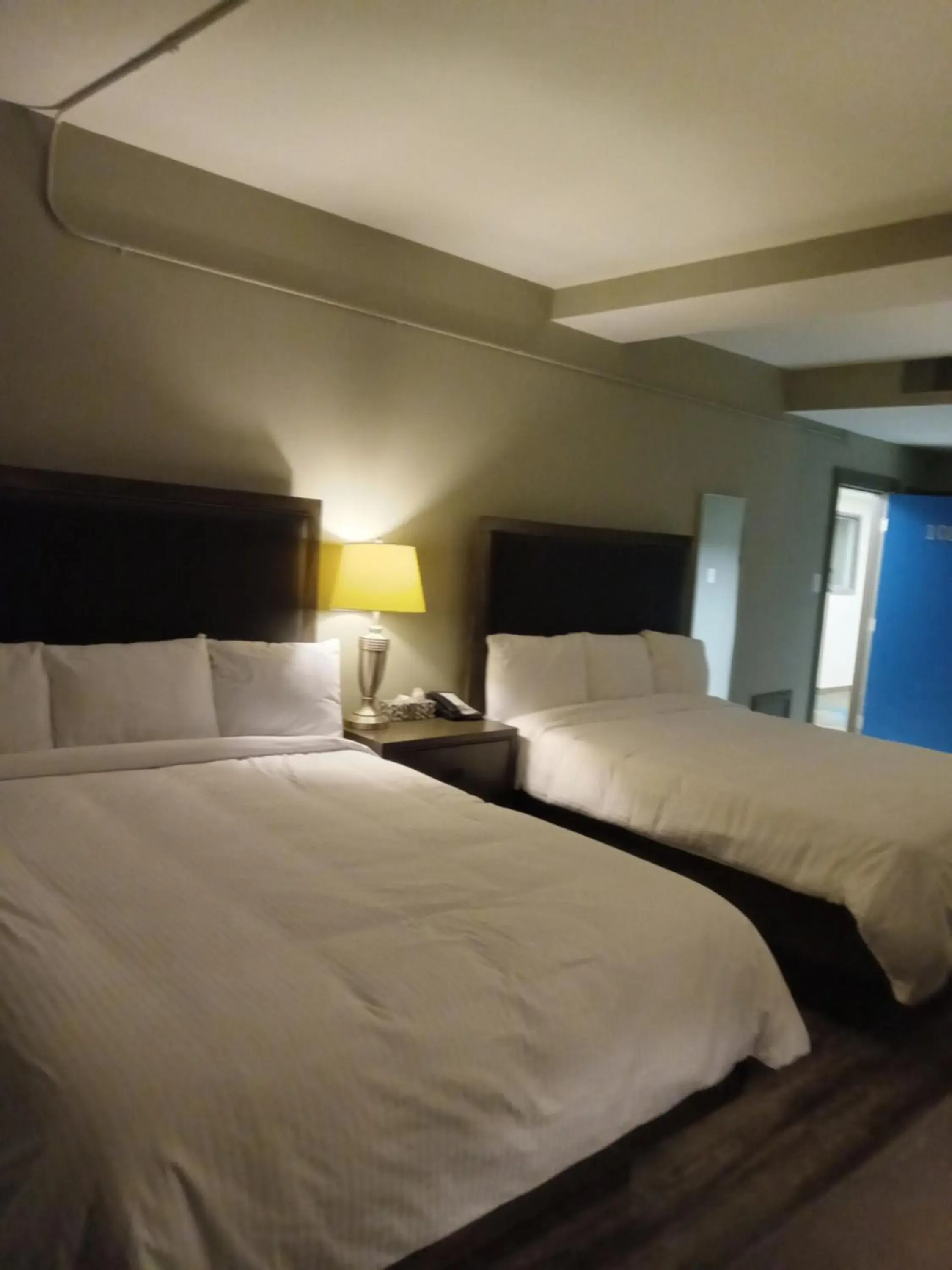 Executive Queen Room with Two Queen Beds in Park Lane Motor Hotel Medicine Hat Executive Queen Room with Two Queen Beds in Park Lane Motor Hotel Medicine Hat