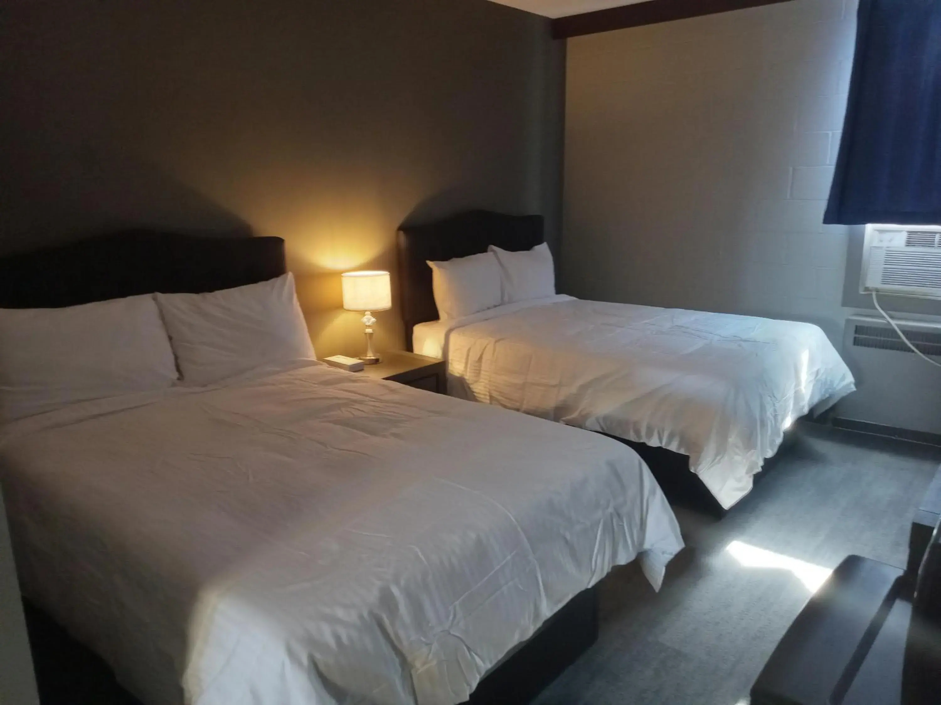Deluxe Double Room in Park Lane Motor Hotel Medicine Hat Deluxe Double Room in Park Lane Motor Hotel Medicine Hat