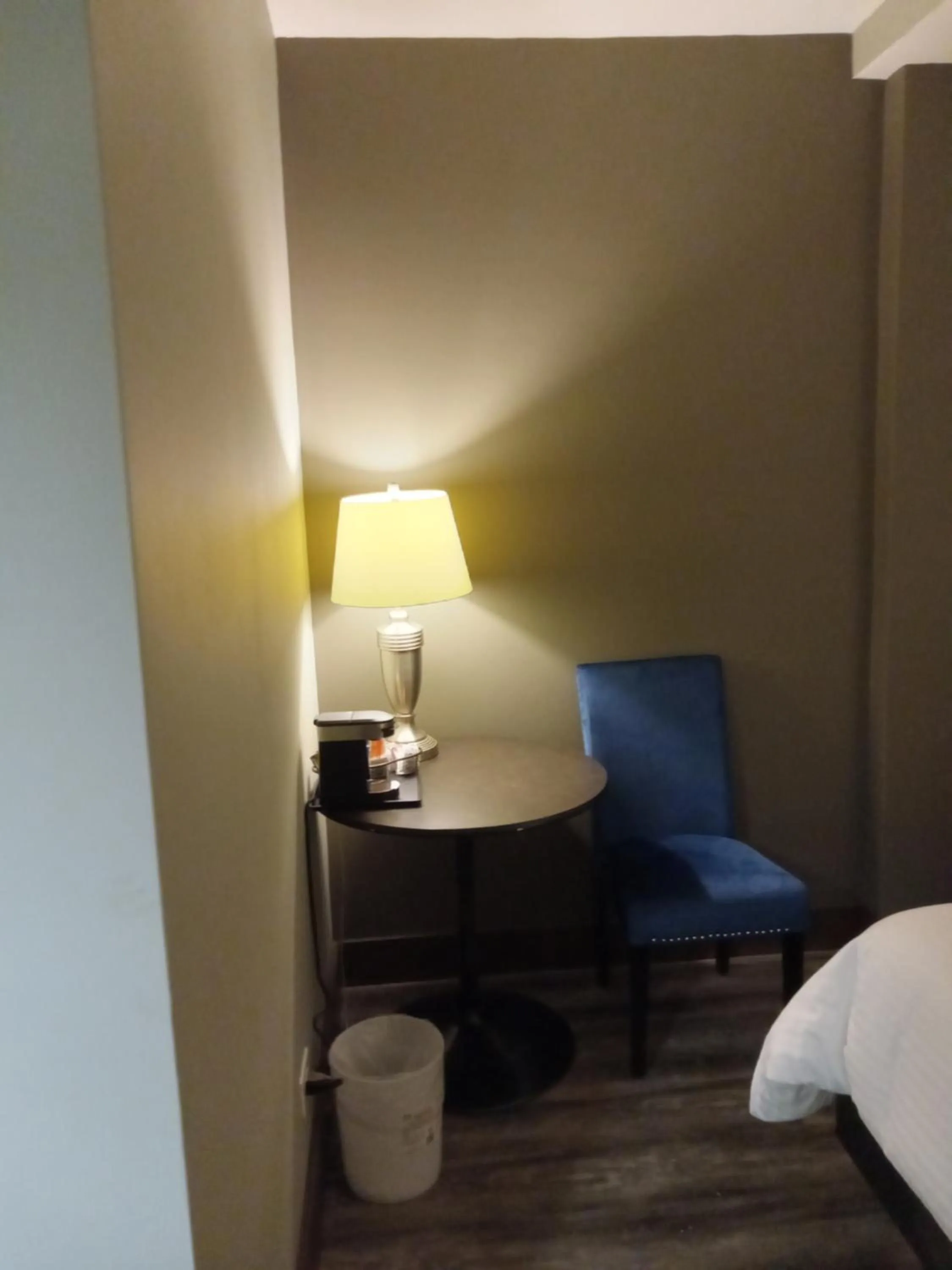 Bed in Park Lane Motor Hotel Medicine Hat