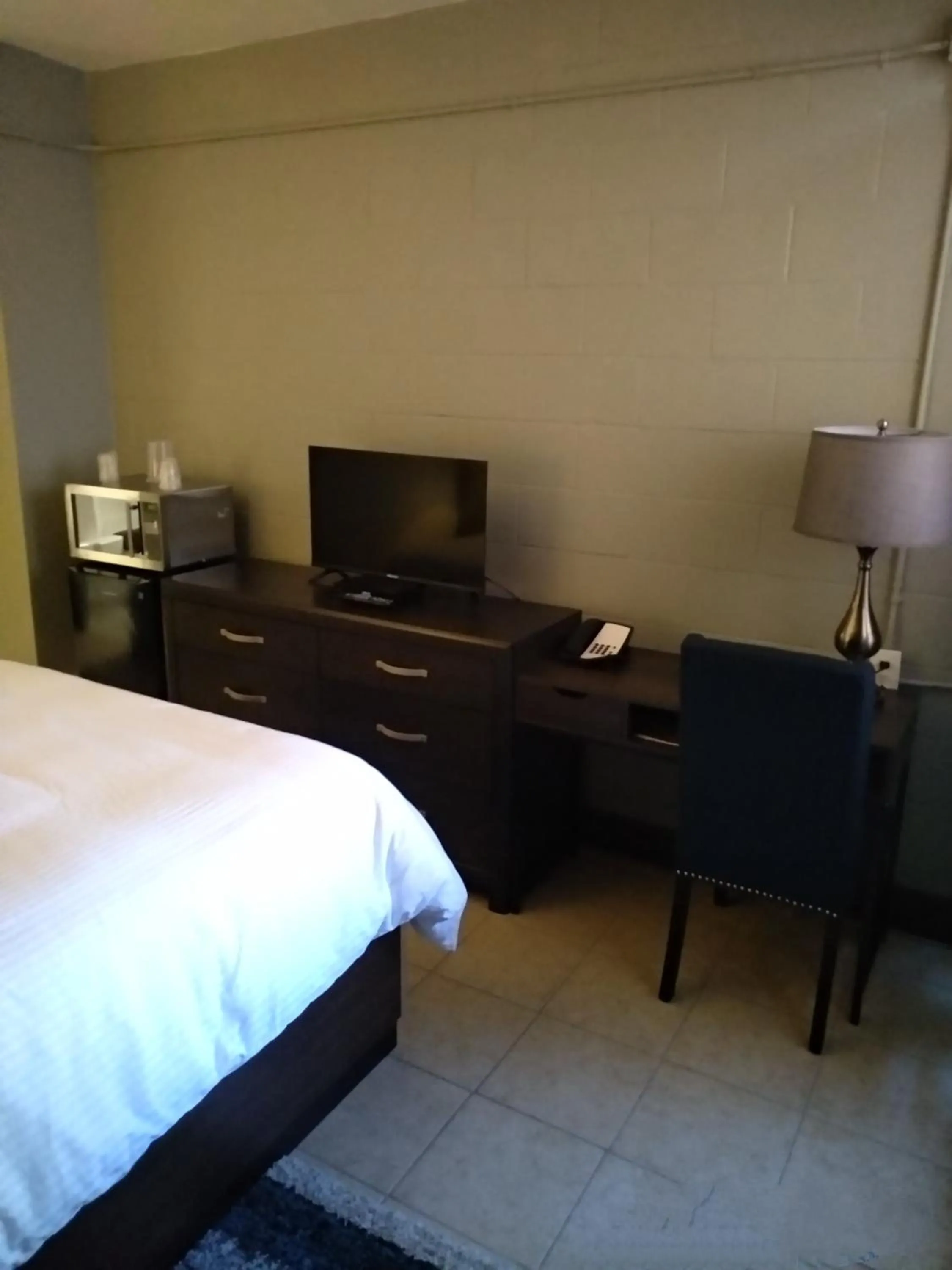 Photo of the whole room, Bed in Park Lane Motor Hotel Medicine Hat