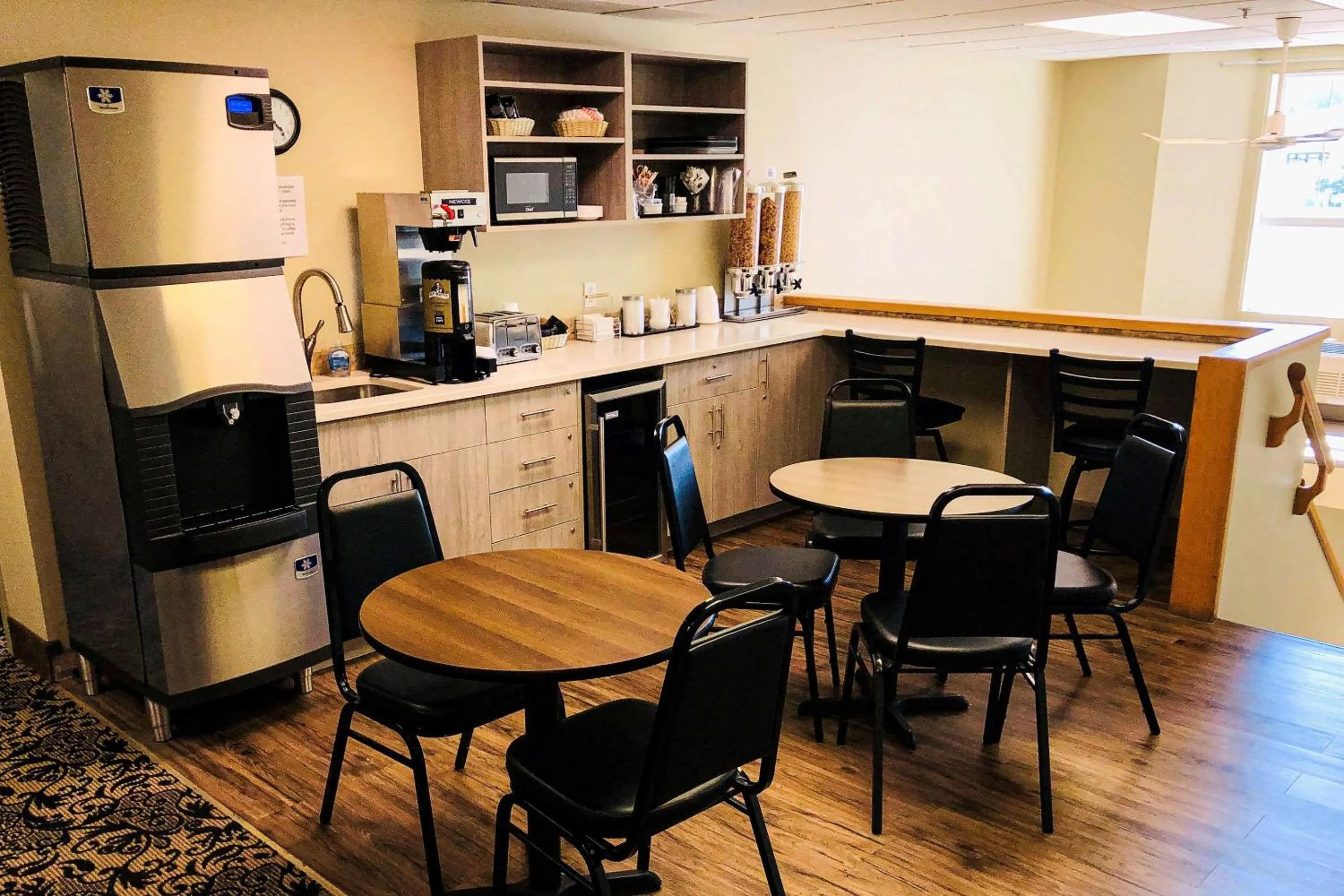 Restaurant/places to eat in Econo Lodge