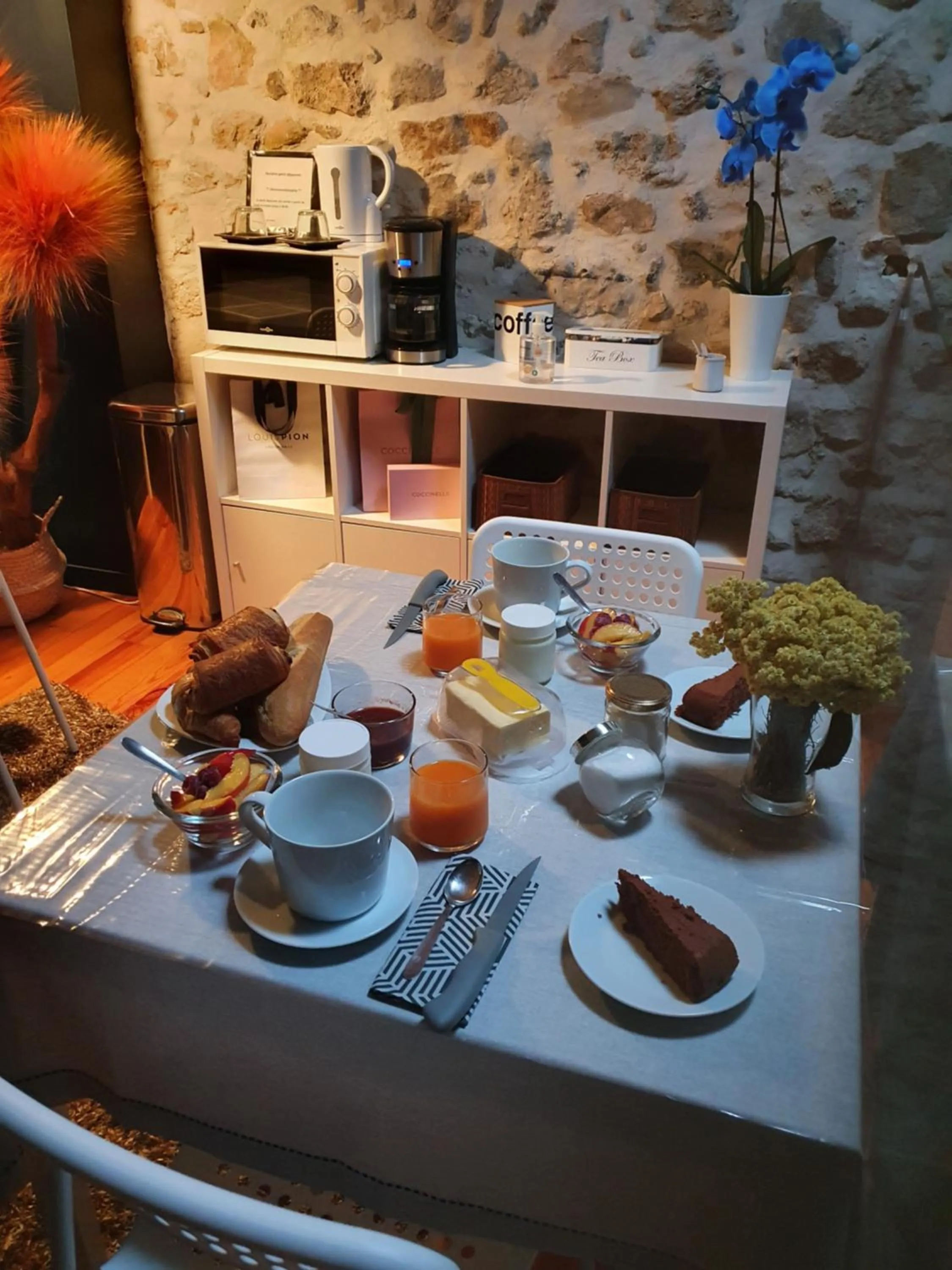 Coffee/tea facilities in A la maison de Sophie