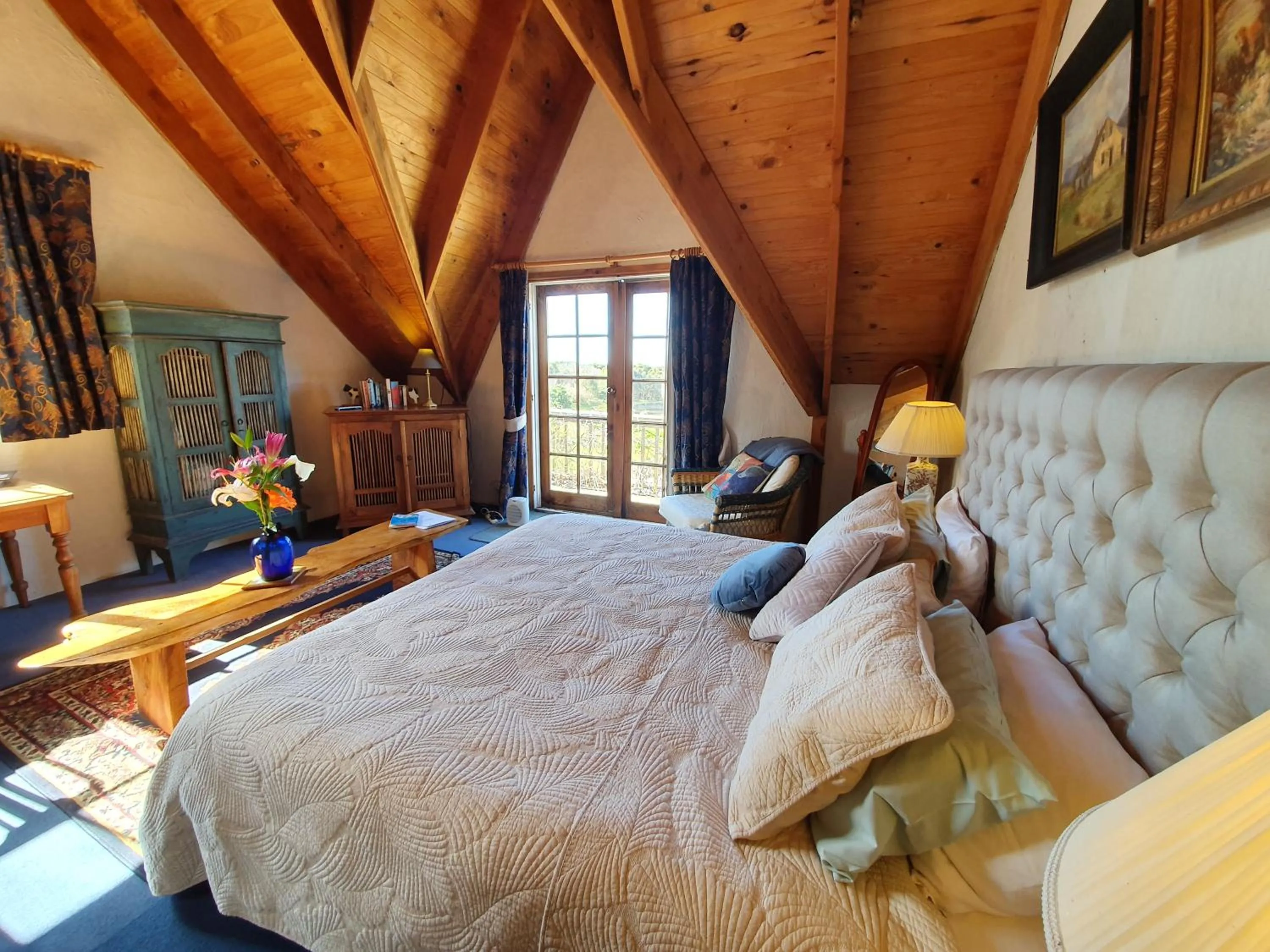 Photo of the whole room, Bed in Hawley House