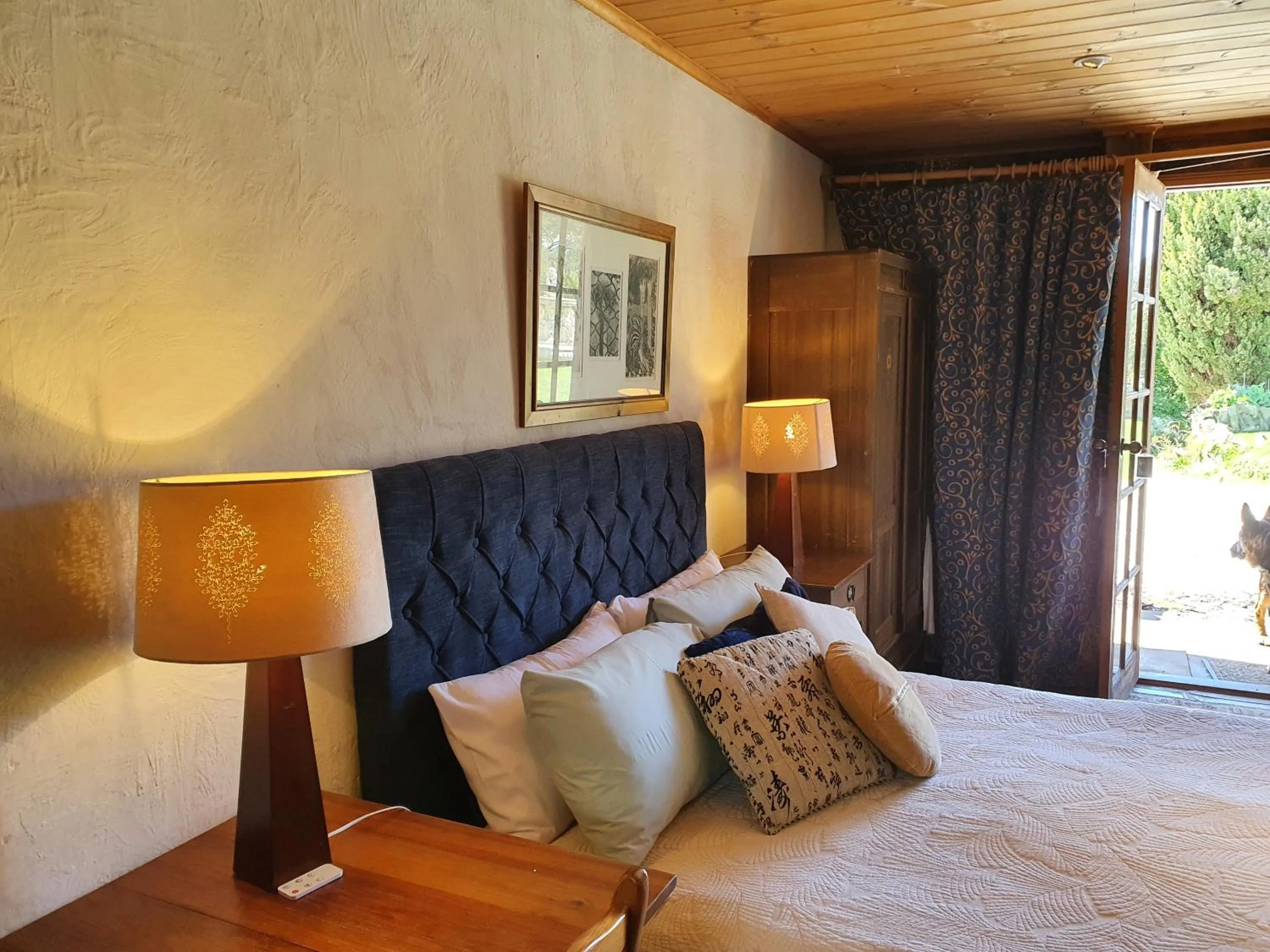 Photo of the whole room, Bed in Hawley House