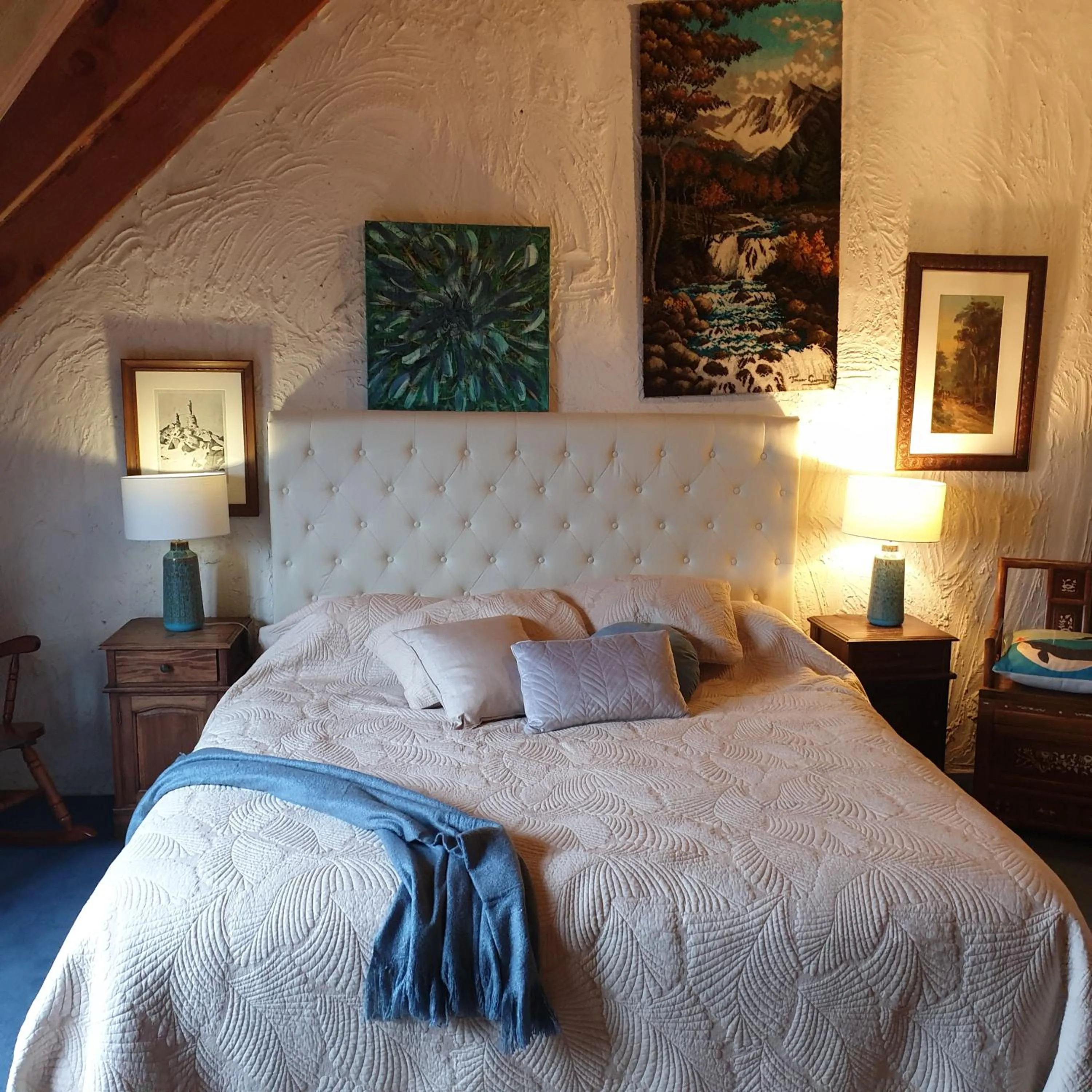 Photo of the whole room, Bed in Hawley House