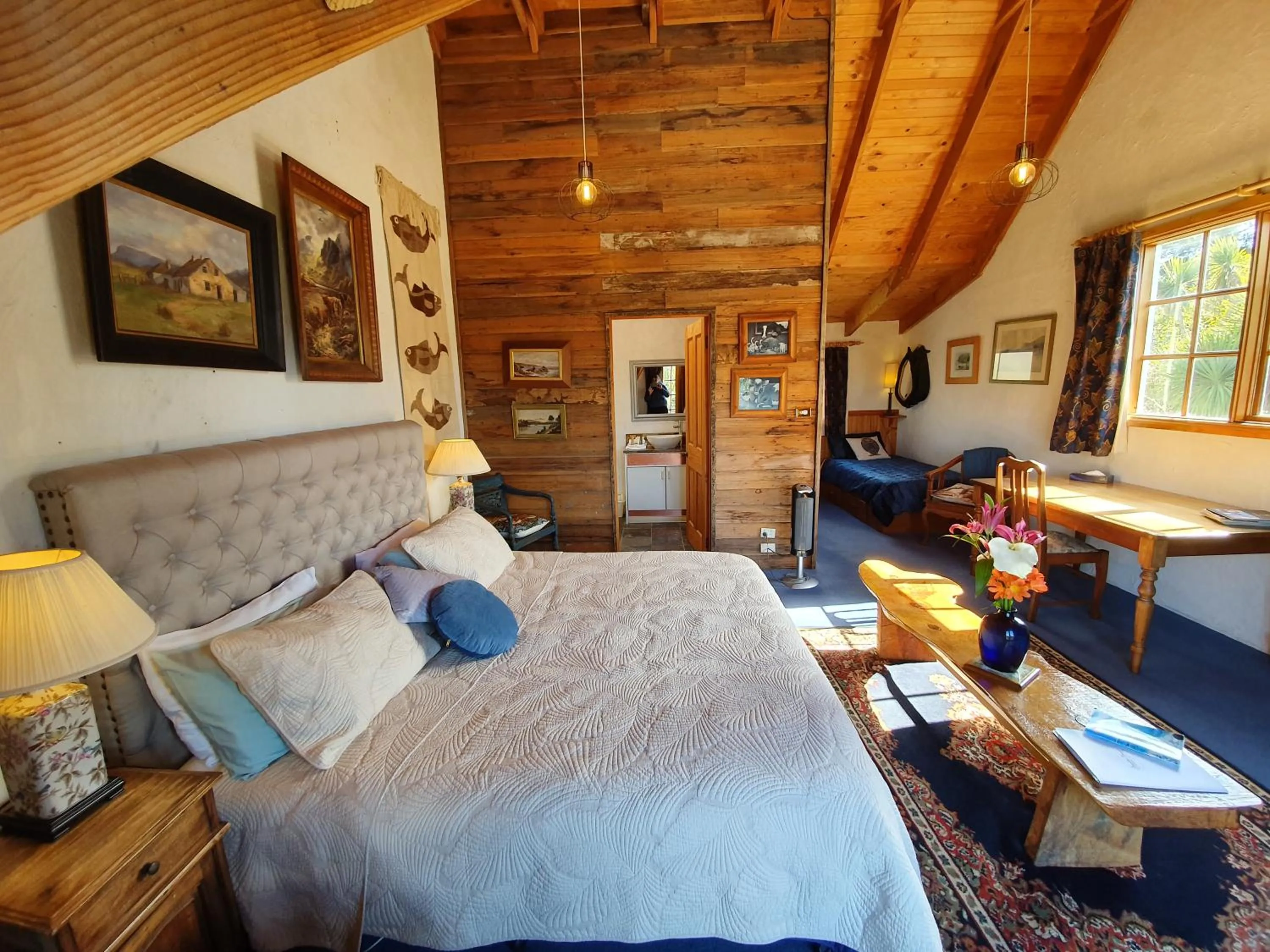 Photo of the whole room, Bed in Hawley House