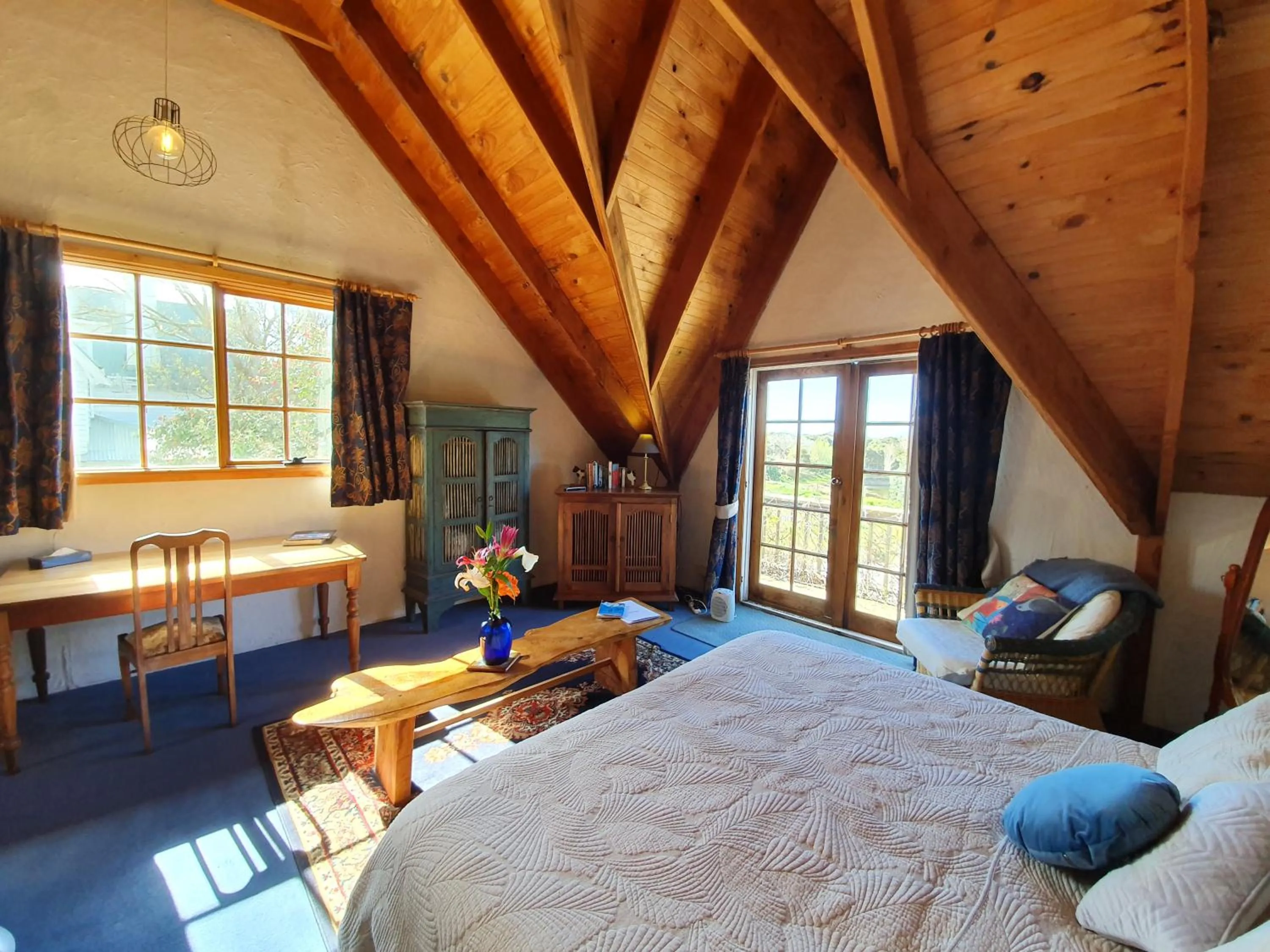 Photo of the whole room, Bed in Hawley House