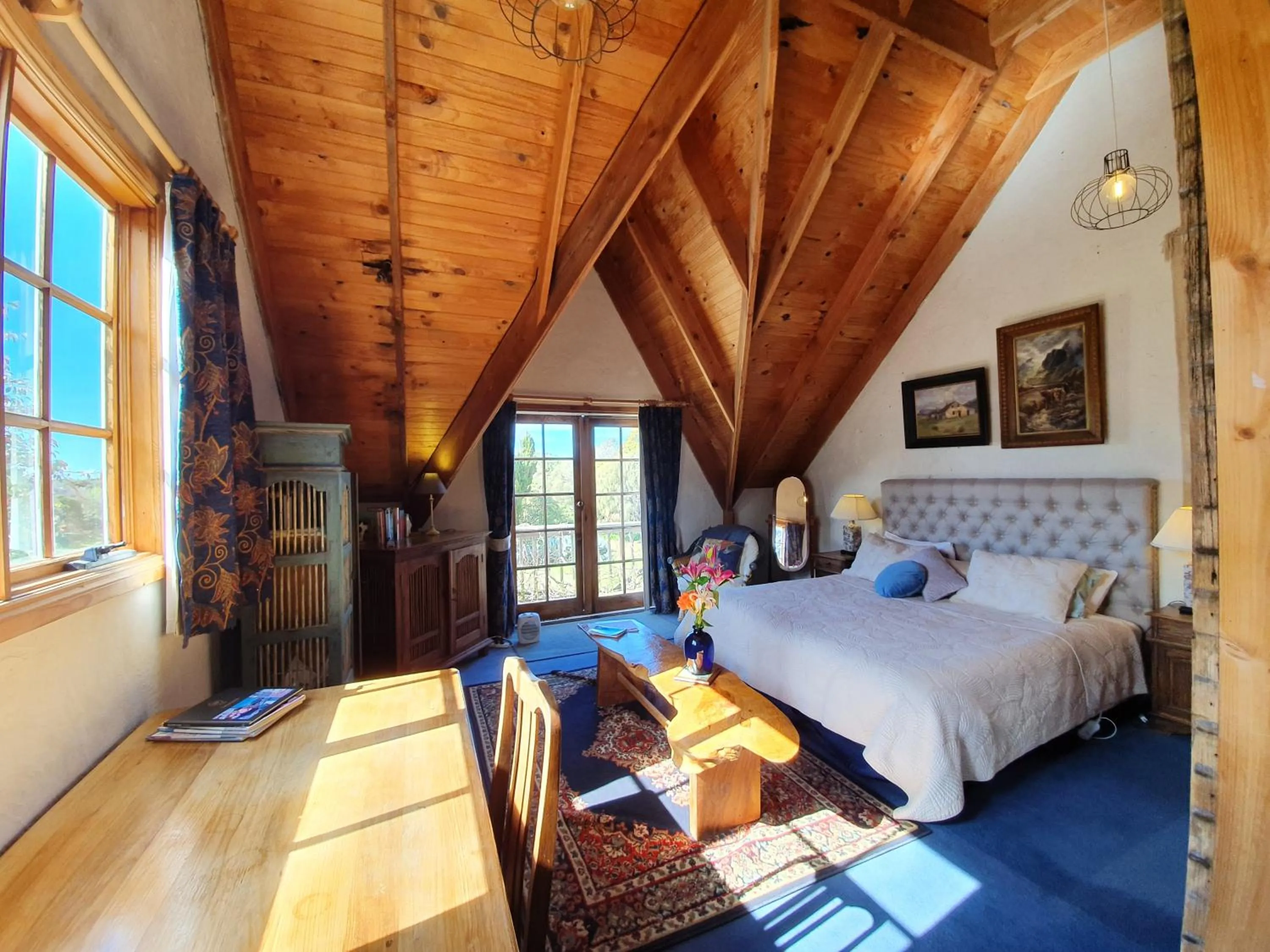 Photo of the whole room, Bed in Hawley House