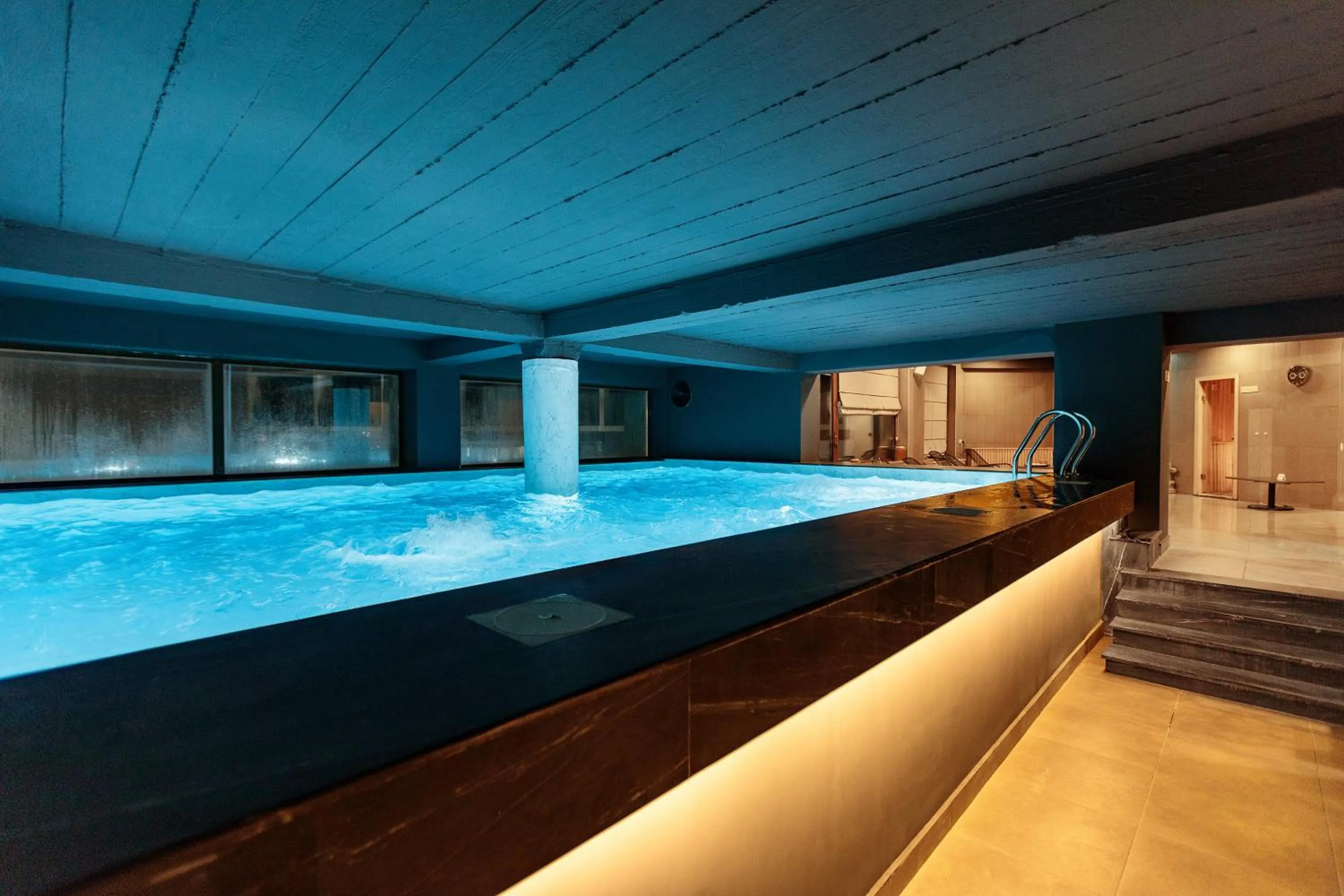 Swimming pool in Hotel Carpe Diem Gudauri