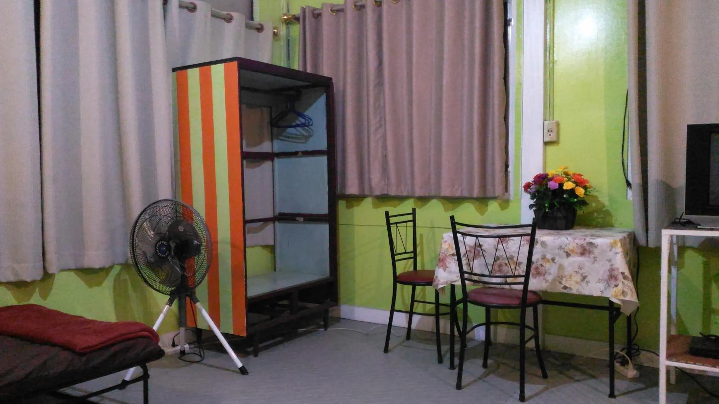 Photo of the whole room in The Kong