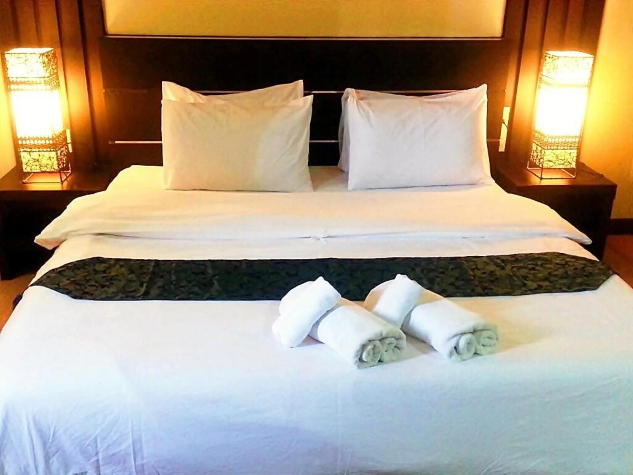 Bed in King Royal Garden Inn