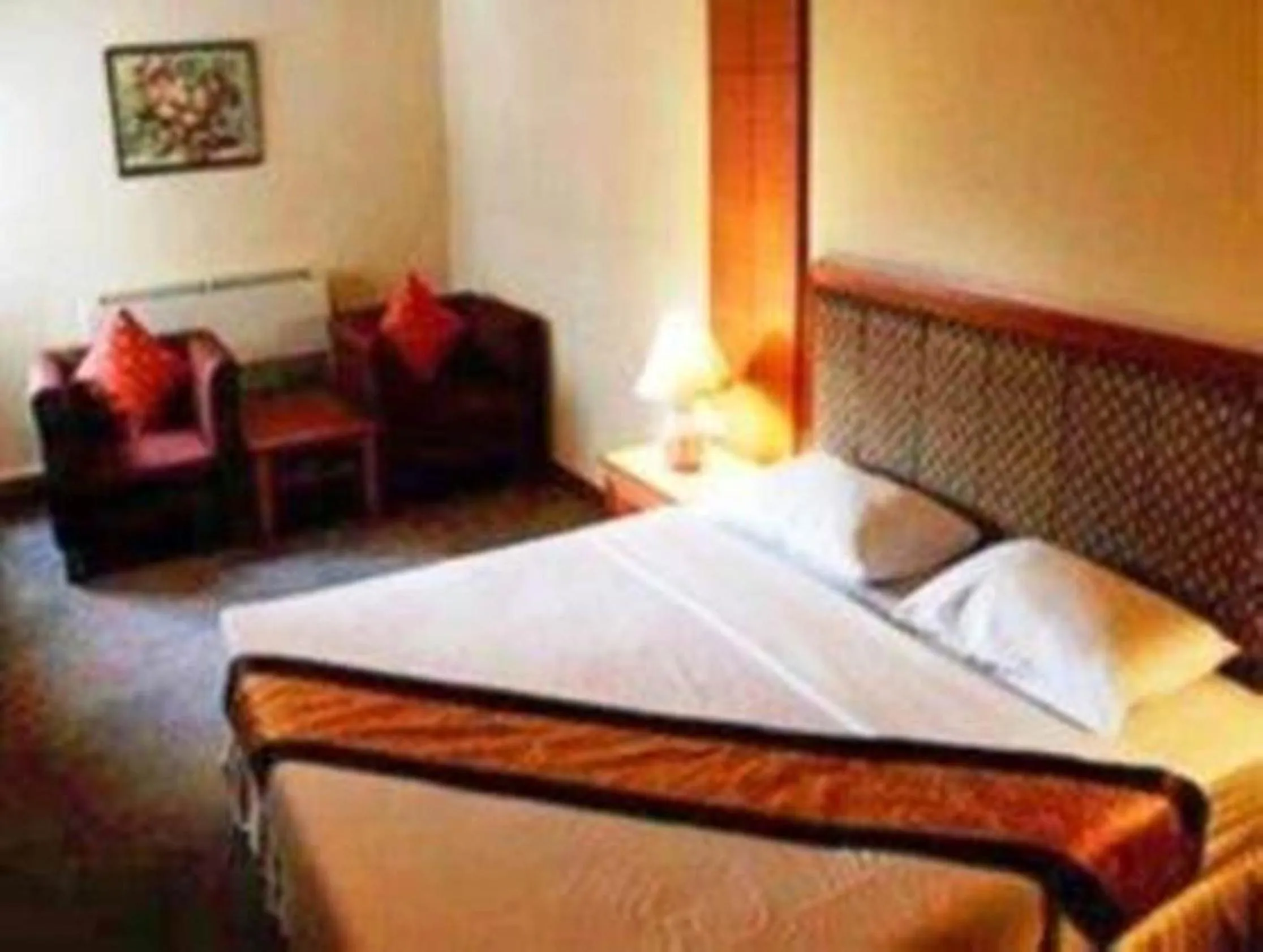 Bedroom, Bed in King Royal Garden Inn