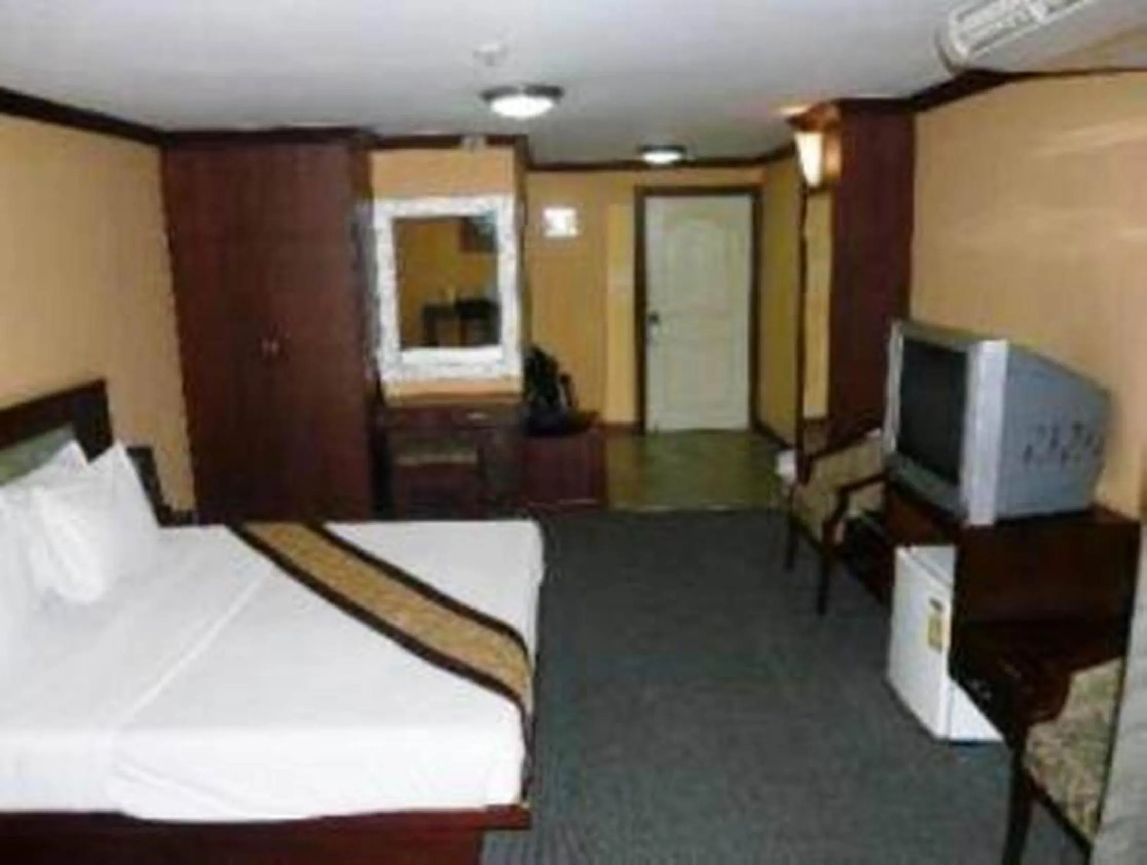 Photo of the whole room, Bed in King Royal Garden Inn